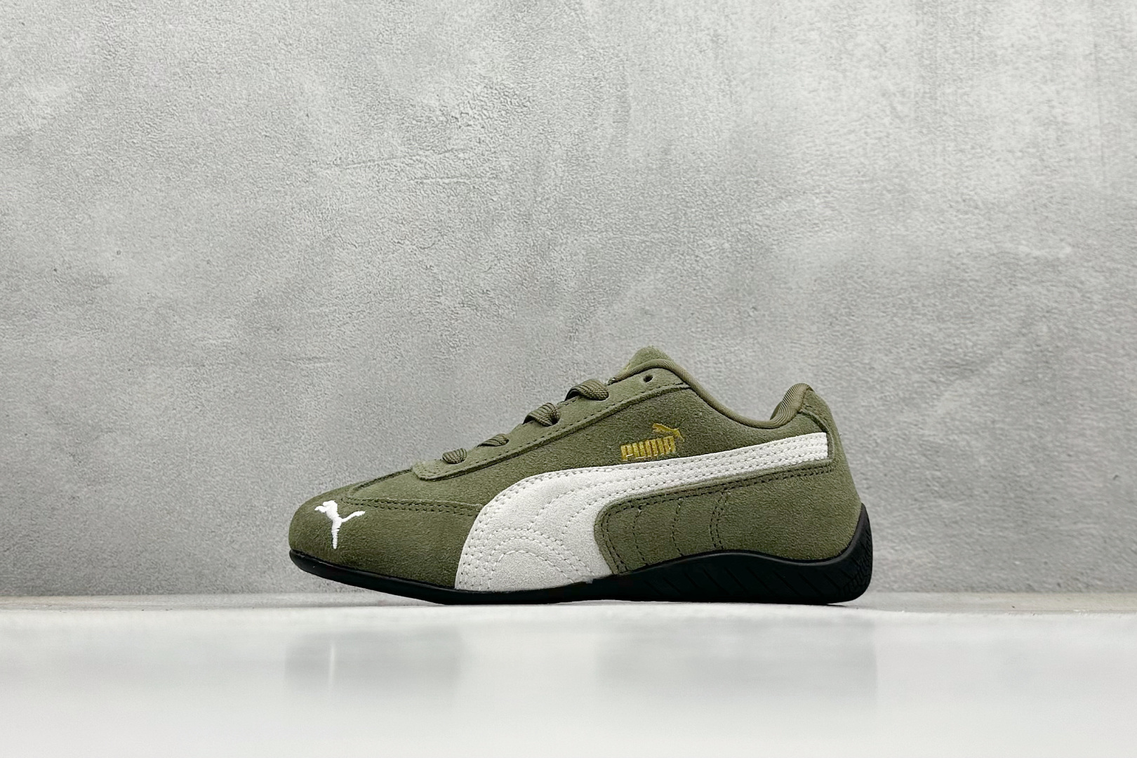 HY童鞋Puma Speedcet OG 彪马低帮复古运动休闲赛车跑鞋 以趣味十足又前卫复古的设计引领潮流，将赛道精神融入街头时尚，开启前卫竞速之旅。融入经典配色，主打前卫复古风。鞋款的鞋侧以复古的流线造型，缀以经典Logo，巧妙吸睛；麂皮+网眼融合舒适鞋面，赋予了独特的个性美学，演绎赛车的无尽能量。 货号：401700 04 尺码：24-35-选品中心