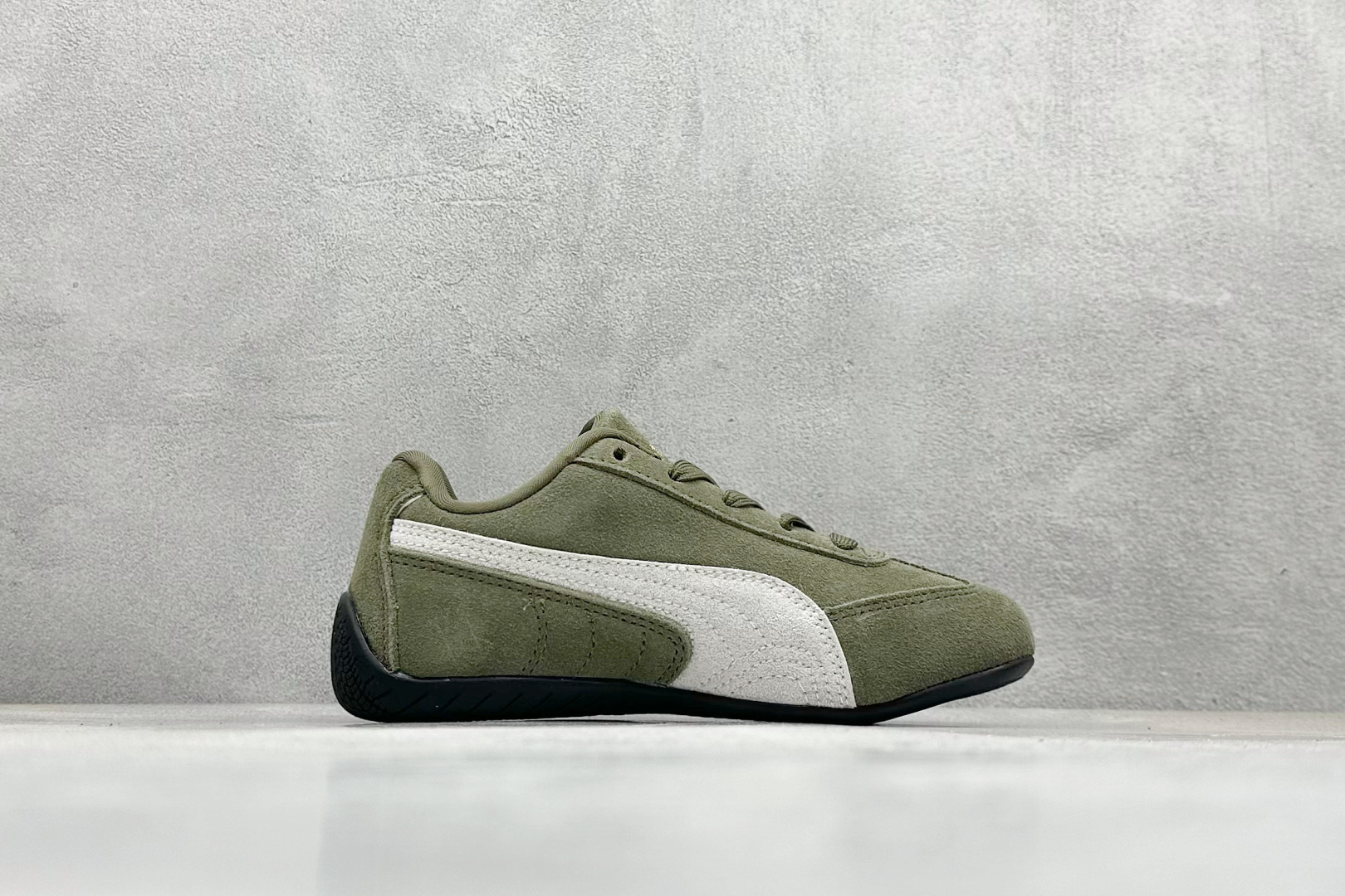 图片[2]-HY童鞋Puma Speedcet OG 彪马低帮复古运动休闲赛车跑鞋 以趣味十足又前卫复古的设计引领潮流，将赛道精神融入街头时尚，开启前卫竞速之旅。融入经典配色，主打前卫复古风。鞋款的鞋侧以复古的流线造型，缀以经典Logo，巧妙吸睛；麂皮+网眼融合舒适鞋面，赋予了独特的个性美学，演绎赛车的无尽能量。 货号：401700 04 尺码：24-35-选品中心