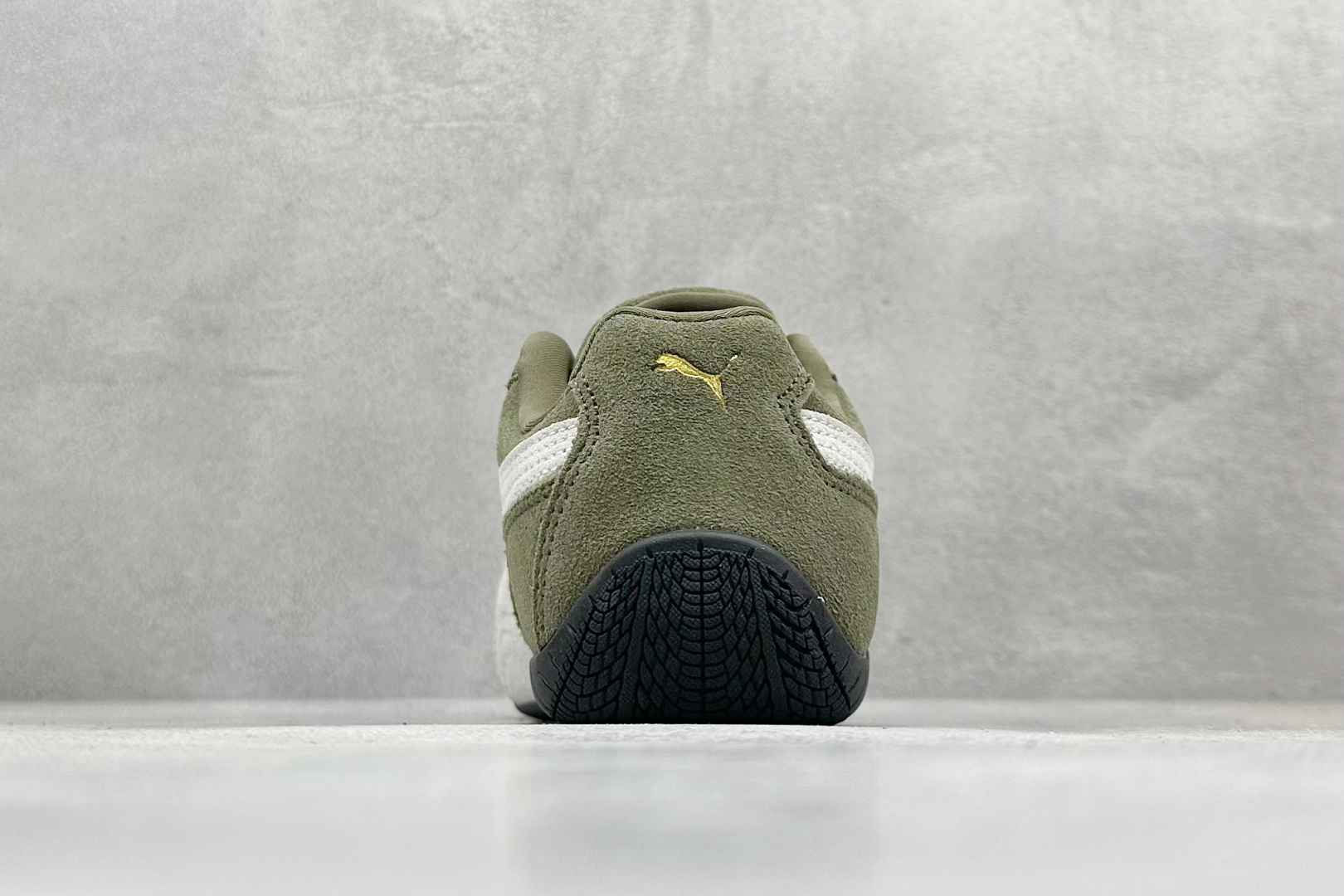 图片[6]-HY童鞋Puma Speedcet OG 彪马低帮复古运动休闲赛车跑鞋 以趣味十足又前卫复古的设计引领潮流，将赛道精神融入街头时尚，开启前卫竞速之旅。融入经典配色，主打前卫复古风。鞋款的鞋侧以复古的流线造型，缀以经典Logo，巧妙吸睛；麂皮+网眼融合舒适鞋面，赋予了独特的个性美学，演绎赛车的无尽能量。 货号：401700 04 尺码：24-35-选品中心