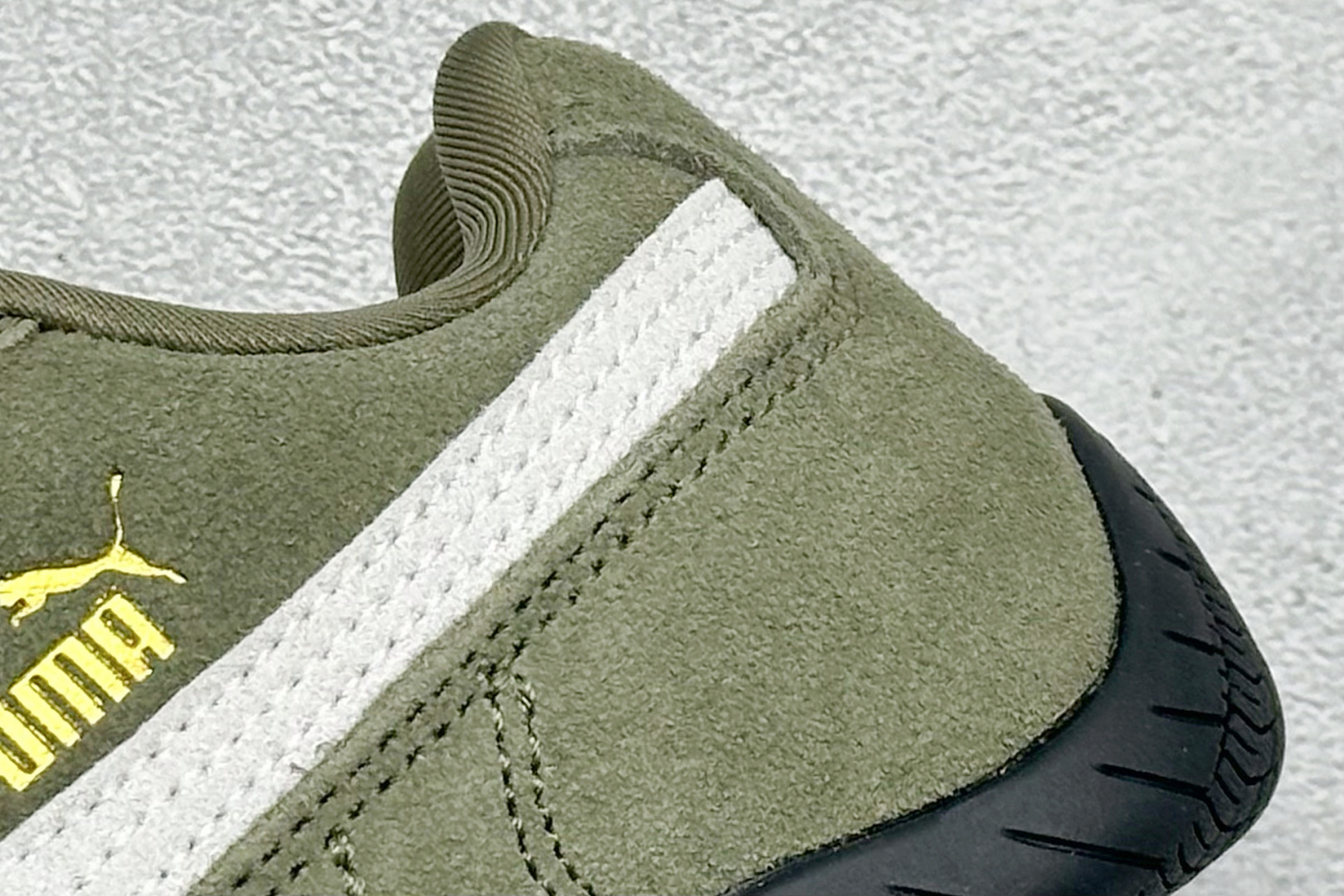 图片[9]-HY童鞋Puma Speedcet OG 彪马低帮复古运动休闲赛车跑鞋 以趣味十足又前卫复古的设计引领潮流，将赛道精神融入街头时尚，开启前卫竞速之旅。融入经典配色，主打前卫复古风。鞋款的鞋侧以复古的流线造型，缀以经典Logo，巧妙吸睛；麂皮+网眼融合舒适鞋面，赋予了独特的个性美学，演绎赛车的无尽能量。 货号：401700 04 尺码：24-35-选品中心