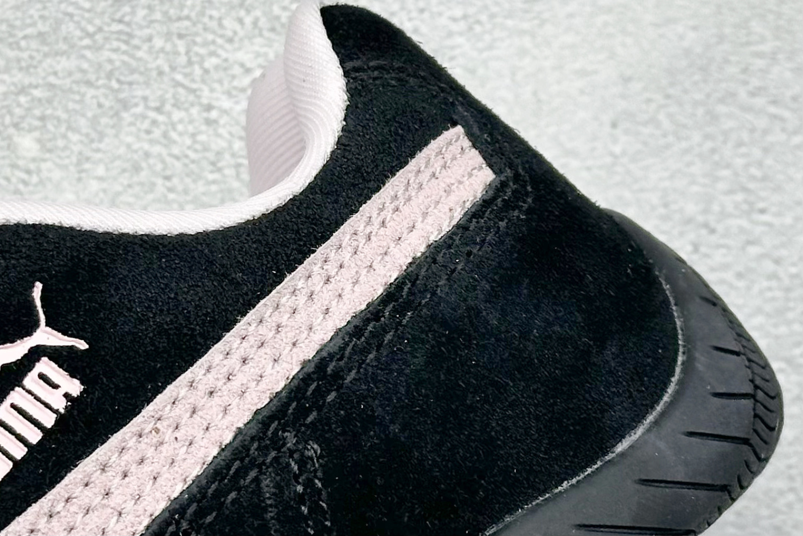 图片[9]-HY童鞋Puma Speedcet OG 彪马低帮复古运动休闲赛车跑鞋 以趣味十足又前卫复古的设计引领潮流，将赛道精神融入街头时尚，开启前卫竞速之旅。融入经典配色，主打前卫复古风。鞋款的鞋侧以复古的流线造型，缀以经典Logo，巧妙吸睛；麂皮+网眼融合舒适鞋面，赋予了独特的个性美学，演绎赛车的无尽能量。 货号：401699 06 尺码：24-35-选品中心