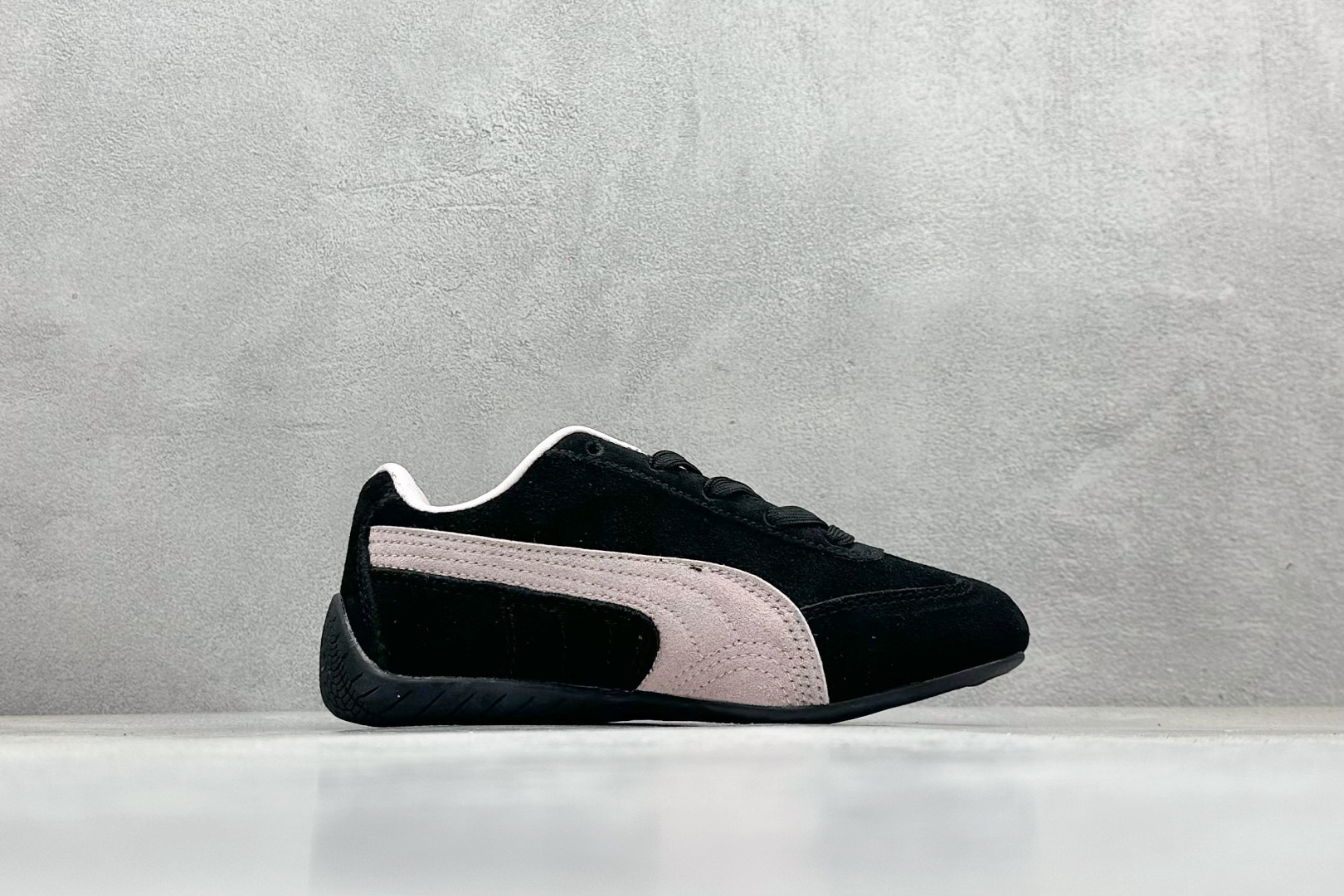 图片[2]-HY童鞋Puma Speedcet OG 彪马低帮复古运动休闲赛车跑鞋 以趣味十足又前卫复古的设计引领潮流，将赛道精神融入街头时尚，开启前卫竞速之旅。融入经典配色，主打前卫复古风。鞋款的鞋侧以复古的流线造型，缀以经典Logo，巧妙吸睛；麂皮+网眼融合舒适鞋面，赋予了独特的个性美学，演绎赛车的无尽能量。 货号：401699 06 尺码：24-35-选品中心