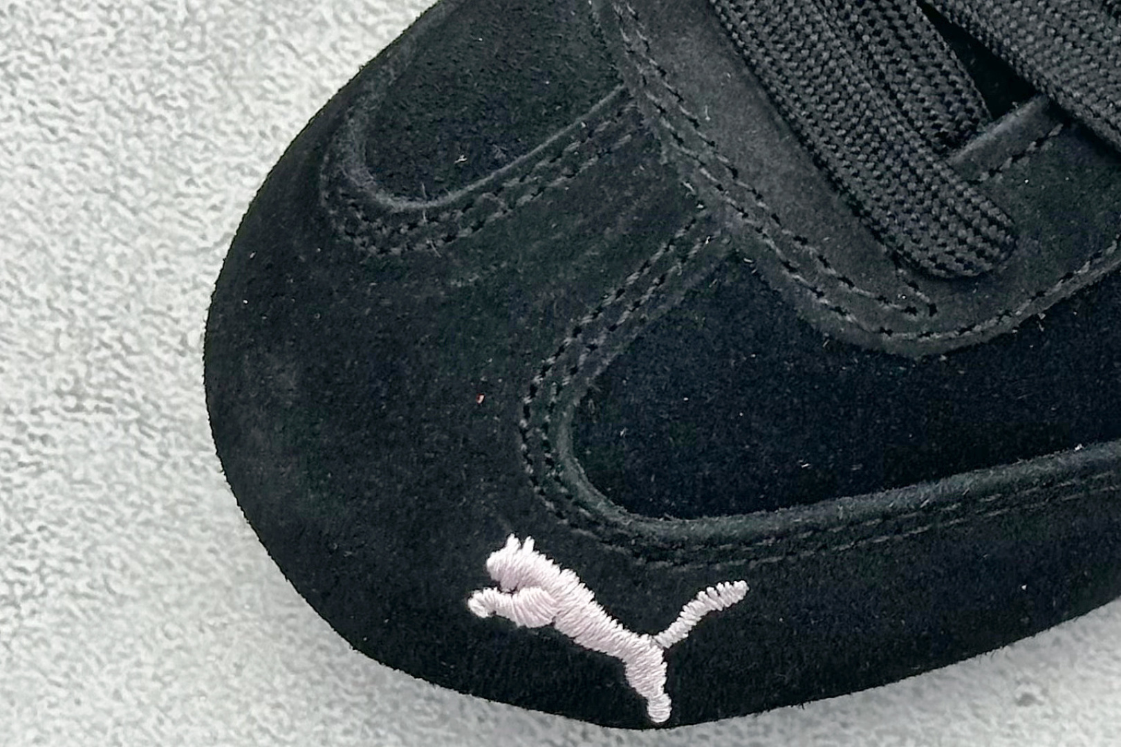 图片[7]-HY童鞋Puma Speedcet OG 彪马低帮复古运动休闲赛车跑鞋 以趣味十足又前卫复古的设计引领潮流，将赛道精神融入街头时尚，开启前卫竞速之旅。融入经典配色，主打前卫复古风。鞋款的鞋侧以复古的流线造型，缀以经典Logo，巧妙吸睛；麂皮+网眼融合舒适鞋面，赋予了独特的个性美学，演绎赛车的无尽能量。 货号：401699 06 尺码：24-35-选品中心