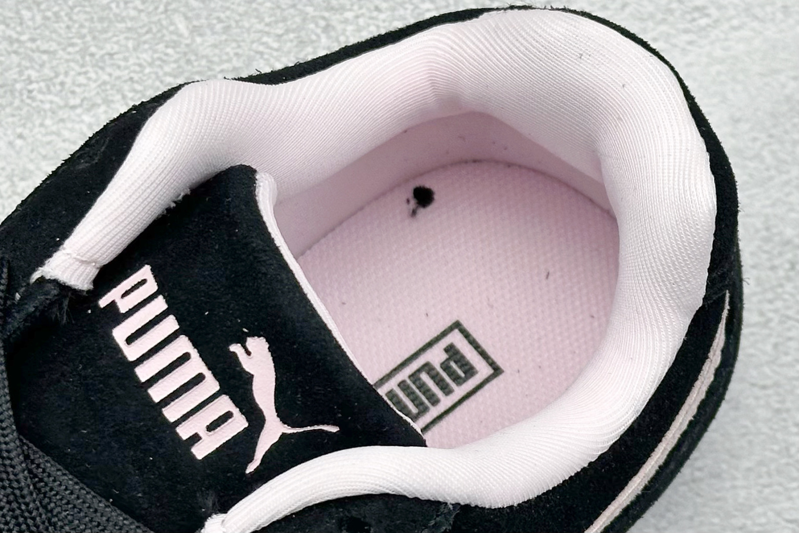 图片[8]-HY童鞋Puma Speedcet OG 彪马低帮复古运动休闲赛车跑鞋 以趣味十足又前卫复古的设计引领潮流，将赛道精神融入街头时尚，开启前卫竞速之旅。融入经典配色，主打前卫复古风。鞋款的鞋侧以复古的流线造型，缀以经典Logo，巧妙吸睛；麂皮+网眼融合舒适鞋面，赋予了独特的个性美学，演绎赛车的无尽能量。 货号：401699 06 尺码：24-35-选品中心