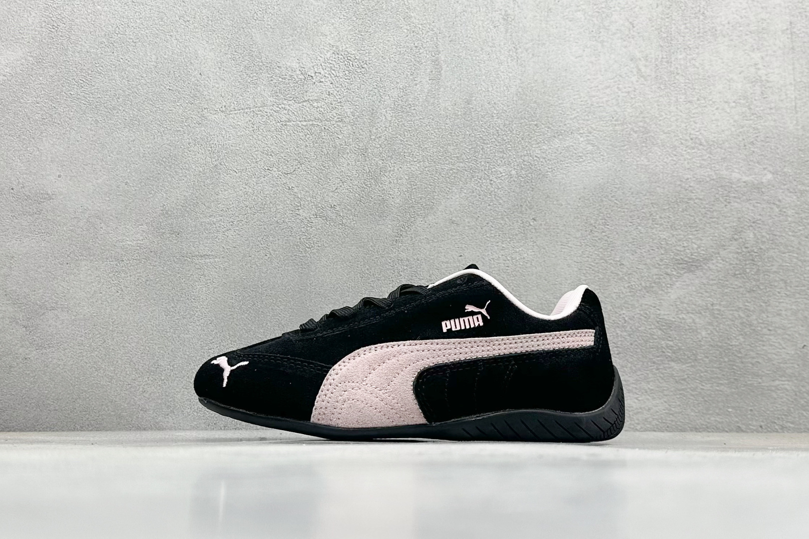 HY童鞋Puma Speedcet OG 彪马低帮复古运动休闲赛车跑鞋 以趣味十足又前卫复古的设计引领潮流，将赛道精神融入街头时尚，开启前卫竞速之旅。融入经典配色，主打前卫复古风。鞋款的鞋侧以复古的流线造型，缀以经典Logo，巧妙吸睛；麂皮+网眼融合舒适鞋面，赋予了独特的个性美学，演绎赛车的无尽能量。 货号：401699 06 尺码：24-35-选品中心