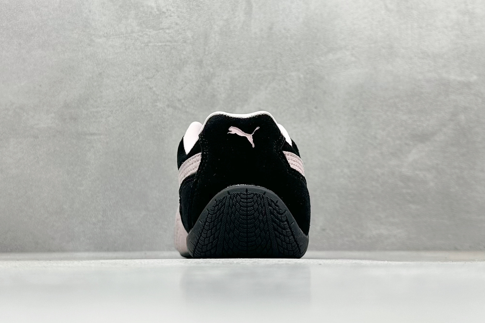 图片[6]-HY童鞋Puma Speedcet OG 彪马低帮复古运动休闲赛车跑鞋 以趣味十足又前卫复古的设计引领潮流，将赛道精神融入街头时尚，开启前卫竞速之旅。融入经典配色，主打前卫复古风。鞋款的鞋侧以复古的流线造型，缀以经典Logo，巧妙吸睛；麂皮+网眼融合舒适鞋面，赋予了独特的个性美学，演绎赛车的无尽能量。 货号：401699 06 尺码：24-35-选品中心