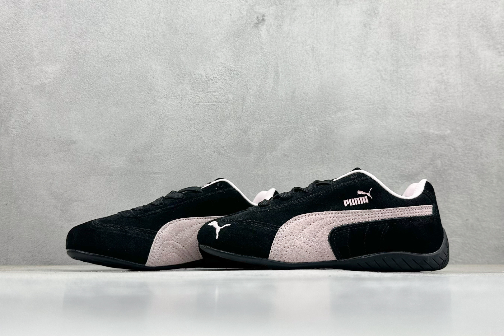 图片[5]-HY童鞋Puma Speedcet OG 彪马低帮复古运动休闲赛车跑鞋 以趣味十足又前卫复古的设计引领潮流，将赛道精神融入街头时尚，开启前卫竞速之旅。融入经典配色，主打前卫复古风。鞋款的鞋侧以复古的流线造型，缀以经典Logo，巧妙吸睛；麂皮+网眼融合舒适鞋面，赋予了独特的个性美学，演绎赛车的无尽能量。 货号：401699 06 尺码：24-35-选品中心