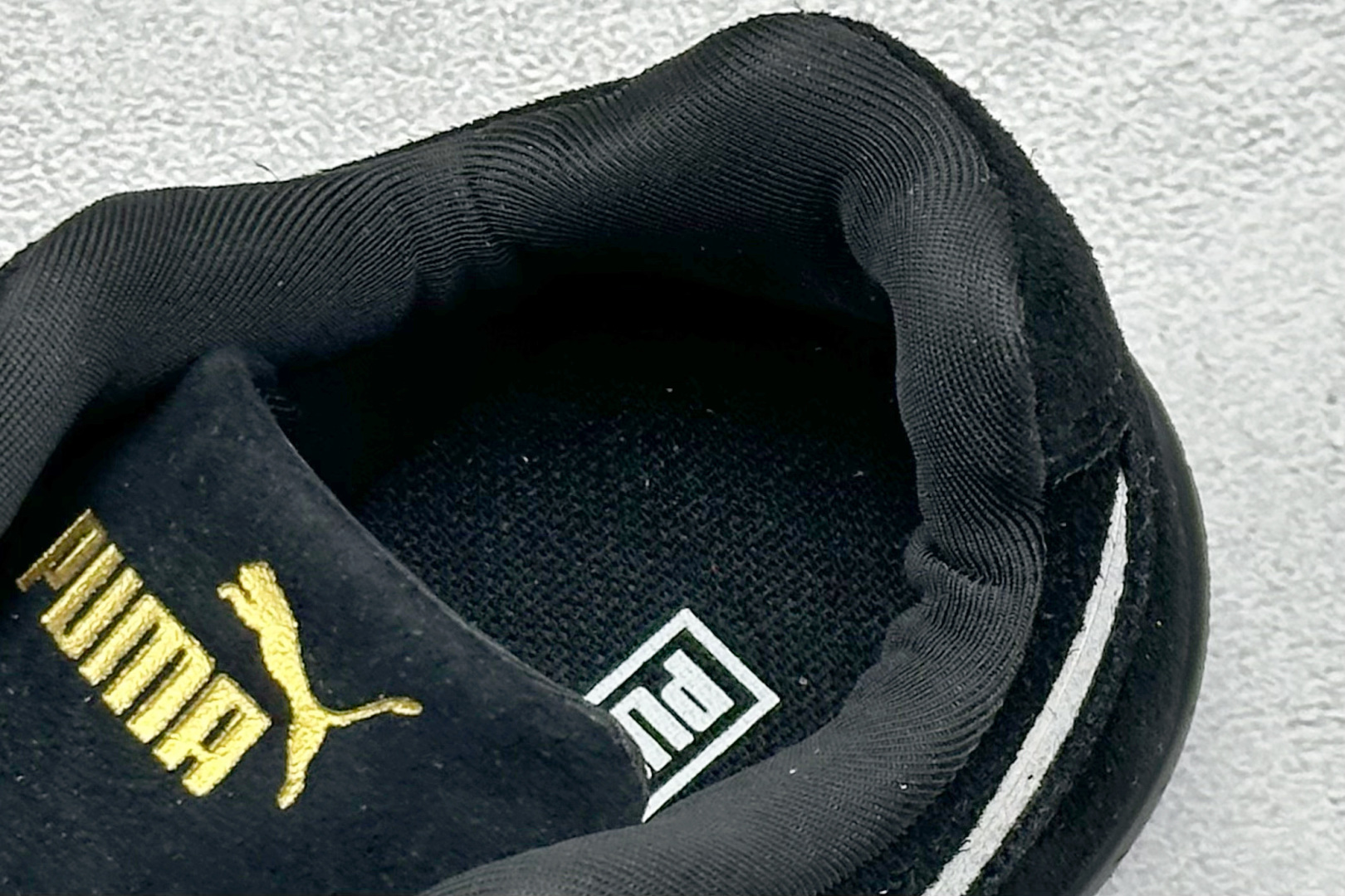 图片[8]-HY童鞋Puma Speedcet OG 彪马低帮复古运动休闲赛车跑鞋 以趣味十足又前卫复古的设计引领潮流，将赛道精神融入街头时尚，开启前卫竞速之旅。融入经典配色，主打前卫复古风。鞋款的鞋侧以复古的流线造型，缀以经典Logo，巧妙吸睛；麂皮+网眼融合舒适鞋面，赋予了独特的个性美学，演绎赛车的无尽能量。 货号：401700 01 尺码：24-35-选品中心