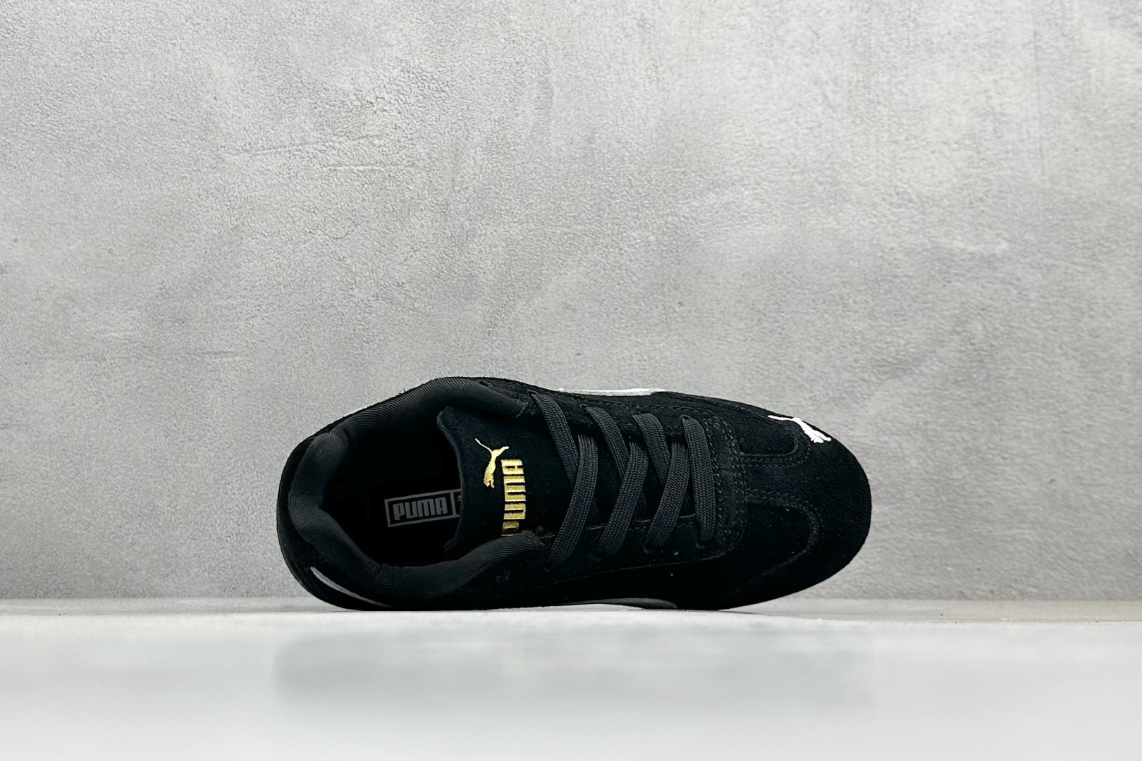 图片[3]-HY童鞋Puma Speedcet OG 彪马低帮复古运动休闲赛车跑鞋 以趣味十足又前卫复古的设计引领潮流，将赛道精神融入街头时尚，开启前卫竞速之旅。融入经典配色，主打前卫复古风。鞋款的鞋侧以复古的流线造型，缀以经典Logo，巧妙吸睛；麂皮+网眼融合舒适鞋面，赋予了独特的个性美学，演绎赛车的无尽能量。 货号：401700 01 尺码：24-35-选品中心