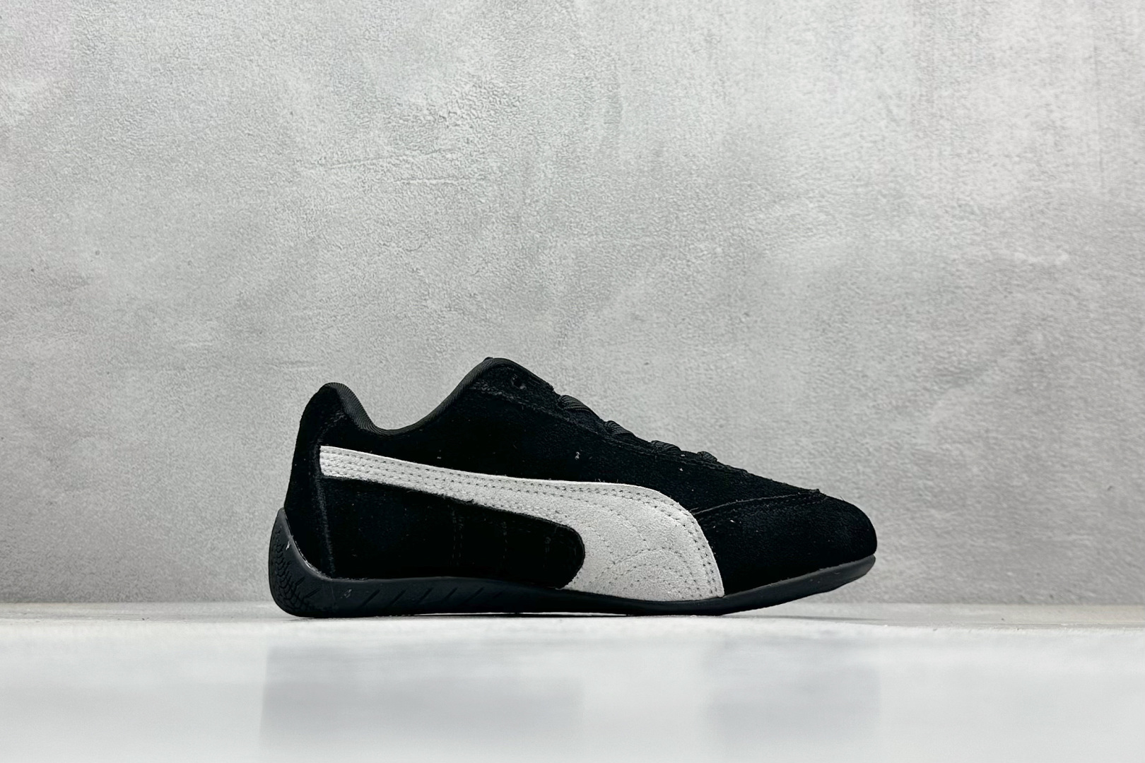 图片[2]-HY童鞋Puma Speedcet OG 彪马低帮复古运动休闲赛车跑鞋 以趣味十足又前卫复古的设计引领潮流，将赛道精神融入街头时尚，开启前卫竞速之旅。融入经典配色，主打前卫复古风。鞋款的鞋侧以复古的流线造型，缀以经典Logo，巧妙吸睛；麂皮+网眼融合舒适鞋面，赋予了独特的个性美学，演绎赛车的无尽能量。 货号：401700 01 尺码：24-35-选品中心