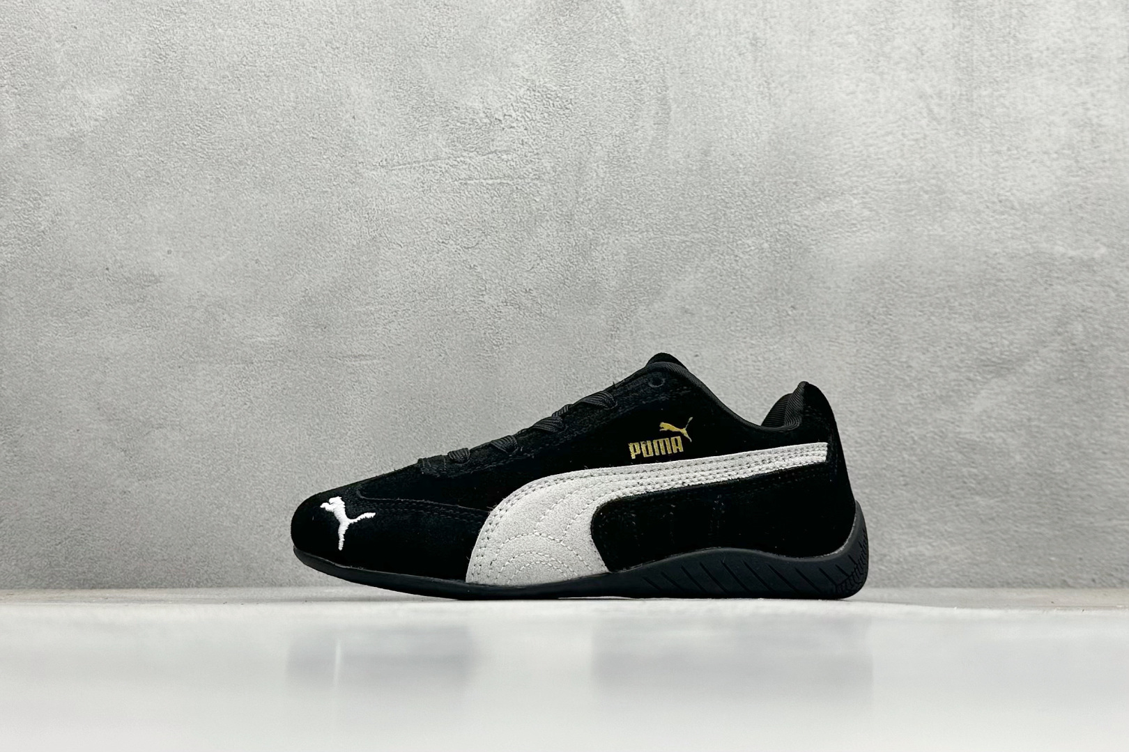 HY童鞋Puma Speedcet OG 彪马低帮复古运动休闲赛车跑鞋 以趣味十足又前卫复古的设计引领潮流,将赛道精神融入街头时尚,开启前卫竞速之旅。融入经典配色,主打前卫复古风。鞋款的鞋侧以复古的流线造型,缀以经典Logo,巧妙吸睛;麂皮+网眼融合舒适鞋面,赋予了独特的个性美学,演绎赛车的无尽能量。 货号:401700 01 尺码:24-35-选品中心