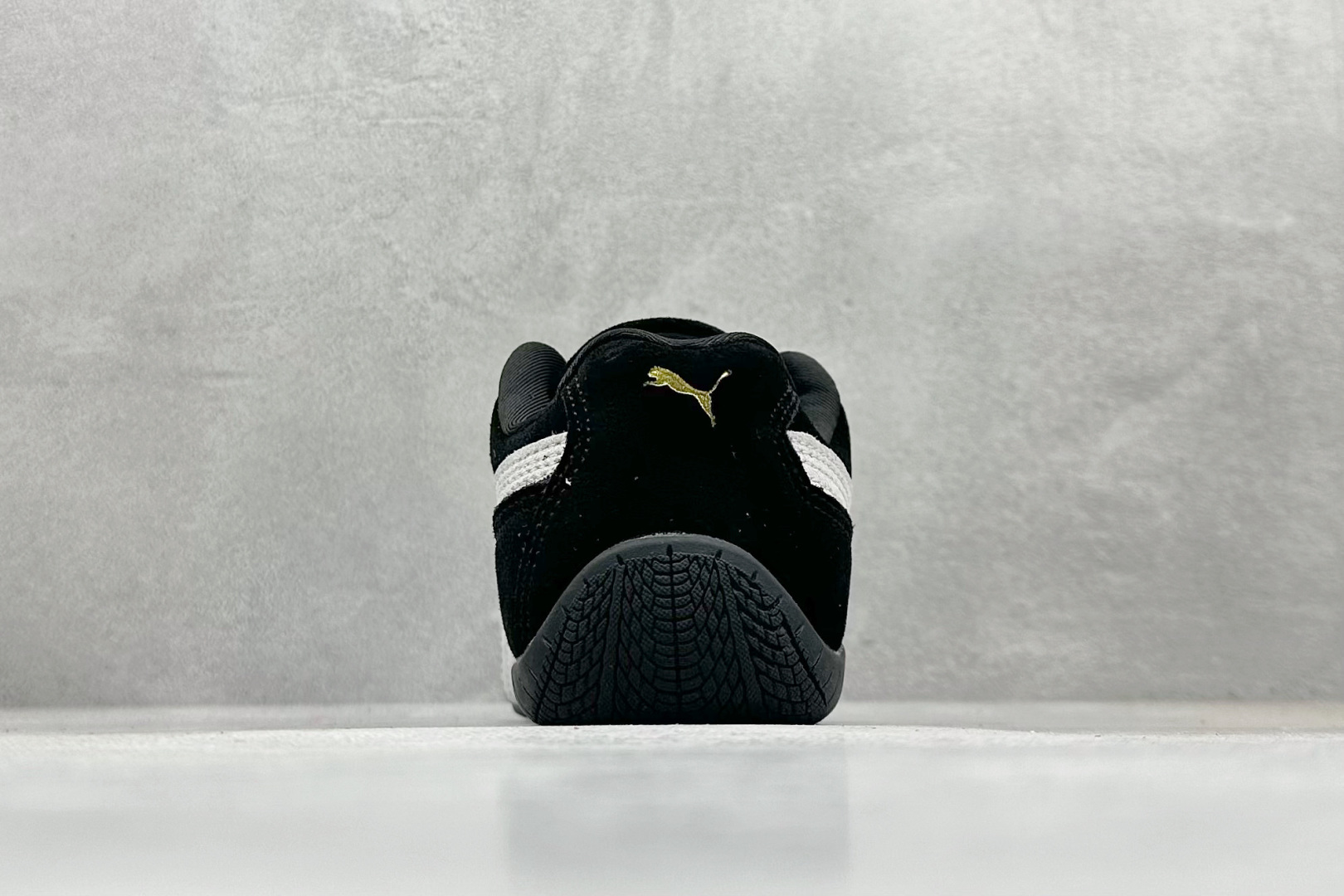 图片[6]-HY童鞋Puma Speedcet OG 彪马低帮复古运动休闲赛车跑鞋 以趣味十足又前卫复古的设计引领潮流，将赛道精神融入街头时尚，开启前卫竞速之旅。融入经典配色，主打前卫复古风。鞋款的鞋侧以复古的流线造型，缀以经典Logo，巧妙吸睛；麂皮+网眼融合舒适鞋面，赋予了独特的个性美学，演绎赛车的无尽能量。 货号：401700 01 尺码：24-35-选品中心