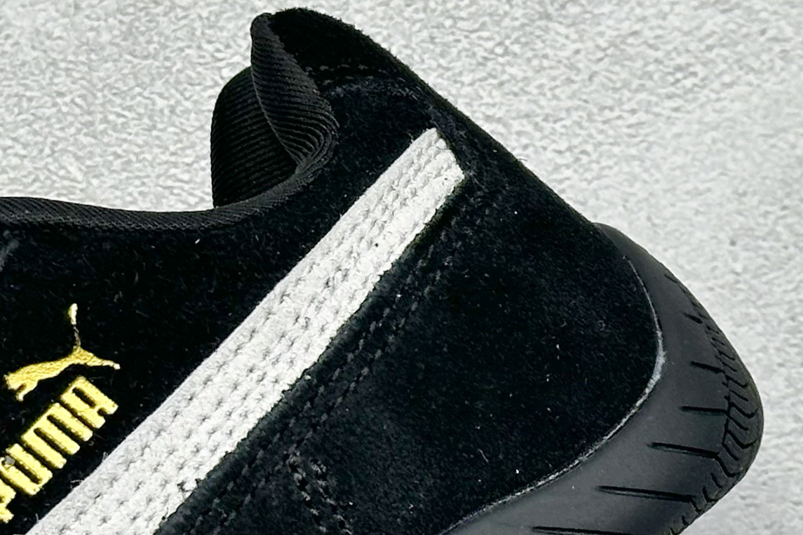 图片[9]-HY童鞋Puma Speedcet OG 彪马低帮复古运动休闲赛车跑鞋 以趣味十足又前卫复古的设计引领潮流，将赛道精神融入街头时尚，开启前卫竞速之旅。融入经典配色，主打前卫复古风。鞋款的鞋侧以复古的流线造型，缀以经典Logo，巧妙吸睛；麂皮+网眼融合舒适鞋面，赋予了独特的个性美学，演绎赛车的无尽能量。 货号：401700 01 尺码：24-35-选品中心