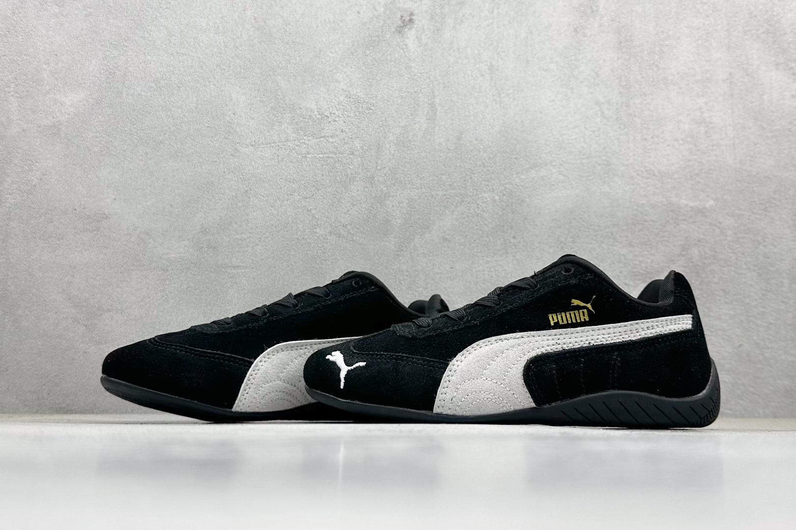 图片[5]-HY童鞋Puma Speedcet OG 彪马低帮复古运动休闲赛车跑鞋 以趣味十足又前卫复古的设计引领潮流，将赛道精神融入街头时尚，开启前卫竞速之旅。融入经典配色，主打前卫复古风。鞋款的鞋侧以复古的流线造型，缀以经典Logo，巧妙吸睛；麂皮+网眼融合舒适鞋面，赋予了独特的个性美学，演绎赛车的无尽能量。 货号：401700 01 尺码：24-35-选品中心