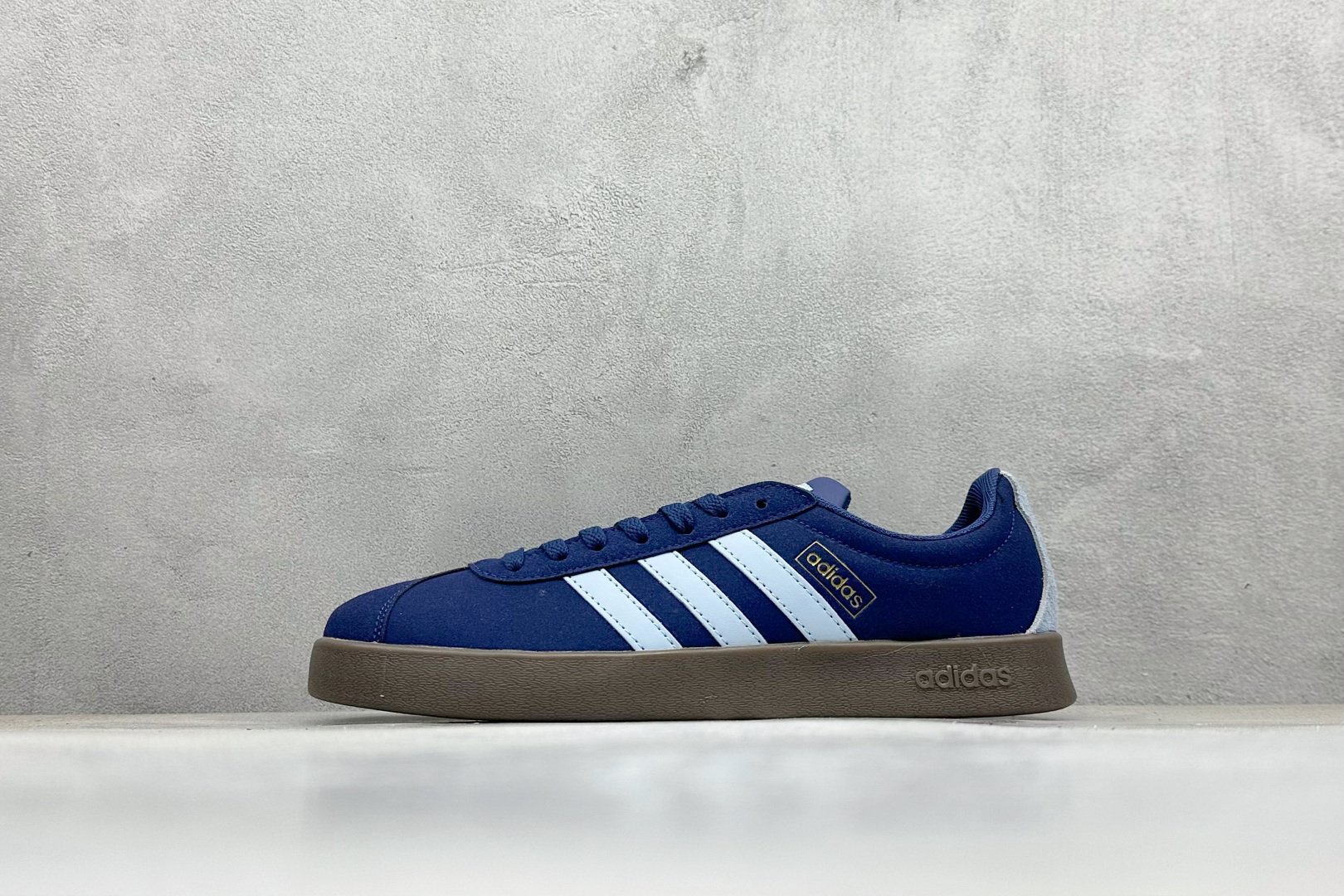 RA版 adidas neo VI Court CLASSIC 三叶草休闲复古运动板鞋 经典侧面三道杠和鞋舌三道杠的标示彰显其身份 承载青春情怀的板鞋 品牌辨识度清晰 货号： JR8308 尺码： 36 36.5 37 38 38.5 39 40 40.5 41 42 42.5 43 44 44.5 45-选品中心