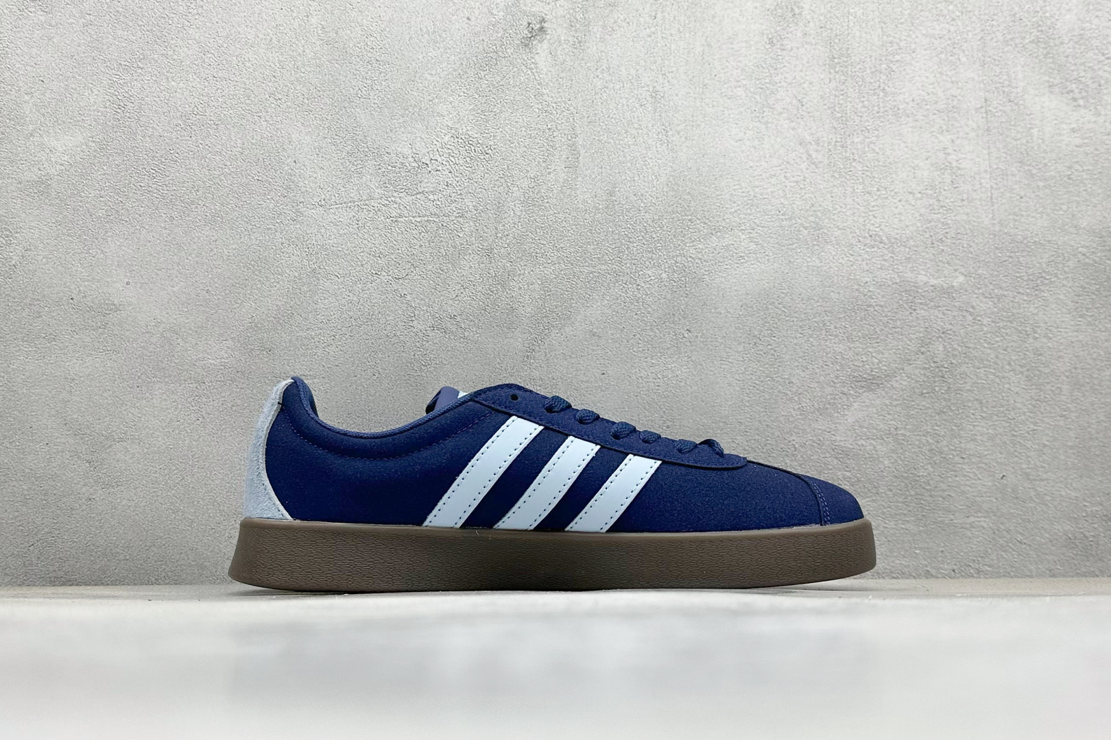 图片[2]-RA版 adidas neo VI Court CLASSIC 三叶草休闲复古运动板鞋 经典侧面三道杠和鞋舌三道杠的标示彰显其身份 承载青春情怀的板鞋 品牌辨识度清晰 货号： JR8308 尺码： 36 36.5 37 38 38.5 39 40 40.5 41 42 42.5 43 44 44.5 45-选品中心