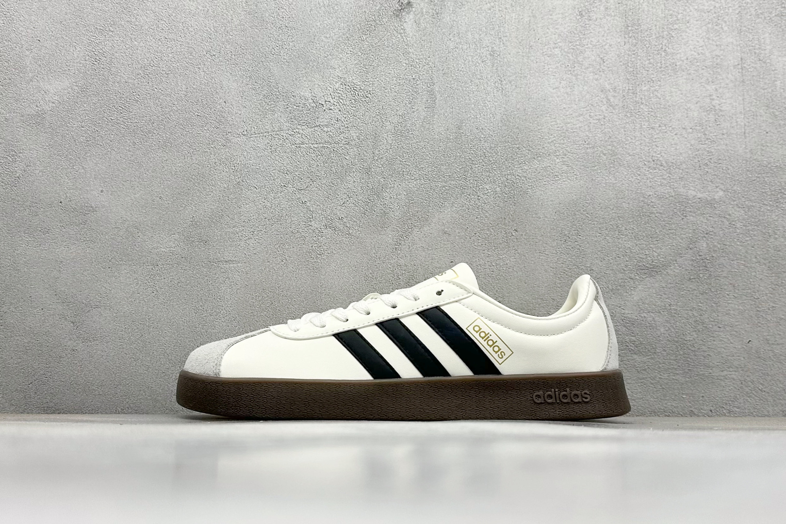RA版 adidas neo VI Court CLASSIC 三叶草休闲复古运动板鞋 经典侧面三道杠和鞋舌三道杠的标示彰显其身份 承载青春情怀的板鞋 品牌辨识度清晰 货号： JQ1501 尺码： 36 36.5 37 38 38.5 39 40 40.5 41 42 42.5 43 44 44.5 45-选品中心