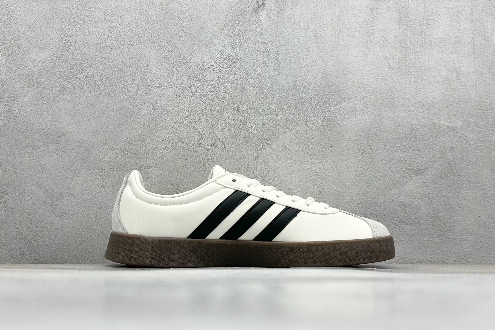 图片[2]-RA版 adidas neo VI Court CLASSIC 三叶草休闲复古运动板鞋 经典侧面三道杠和鞋舌三道杠的标示彰显其身份 承载青春情怀的板鞋 品牌辨识度清晰 货号： JQ1501 尺码： 36 36.5 37 38 38.5 39 40 40.5 41 42 42.5 43 44 44.5 45-选品中心