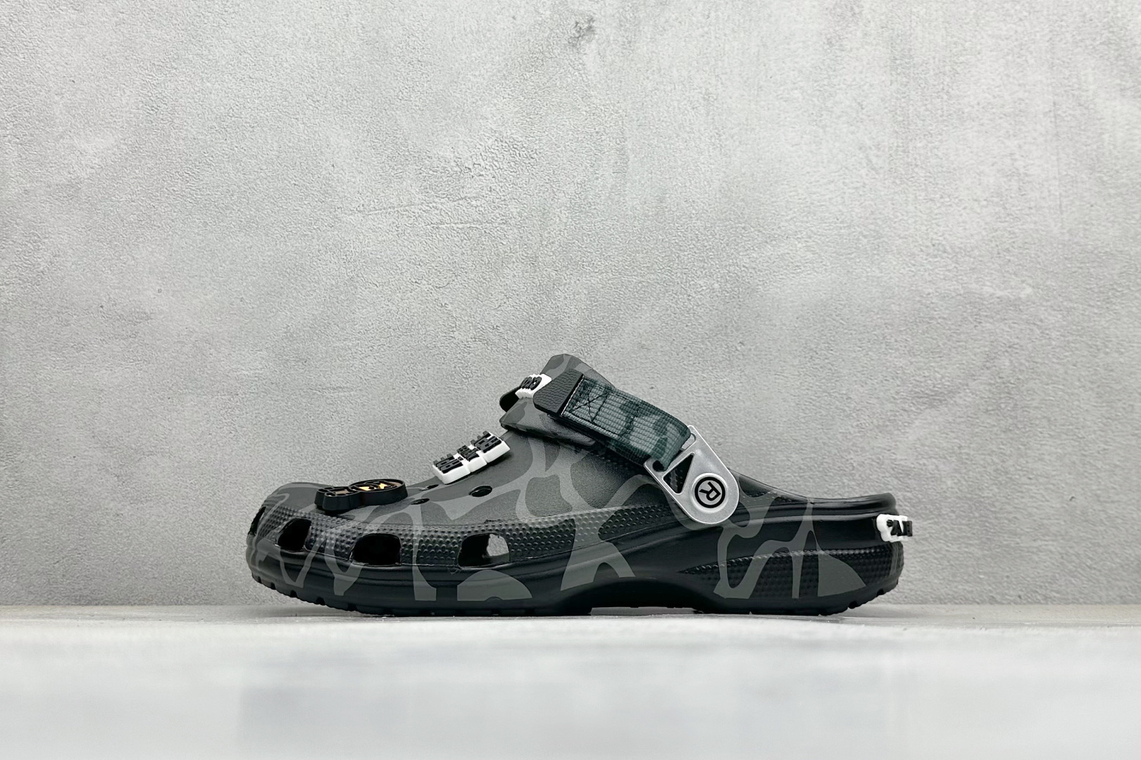 K Crocs Classic Clog 卡洛驰 明星 尺码： M4=36-37 M5=37-38 M6=38-39 M7=39-40 M8=41-42 M9=42-43 M10=43-44 M11=45-46-选品中心