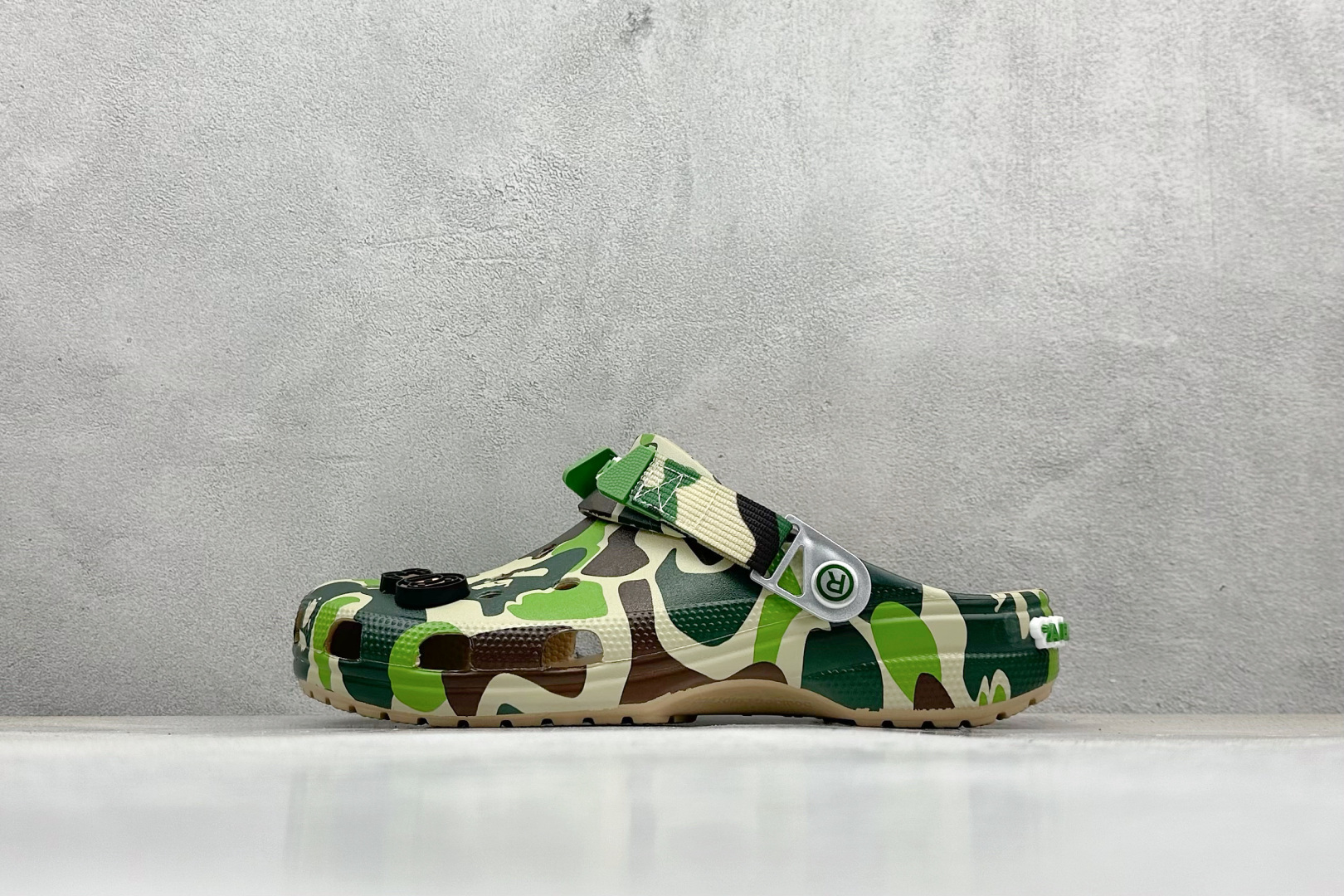 K Crocs Classic Clog 卡洛驰 明星 尺码： M4=36-37 M5=37-38 M6=38-39 M7=39-40 M8=41-42 M9=42-43 M10=43-44 M11=45-46-选品中心