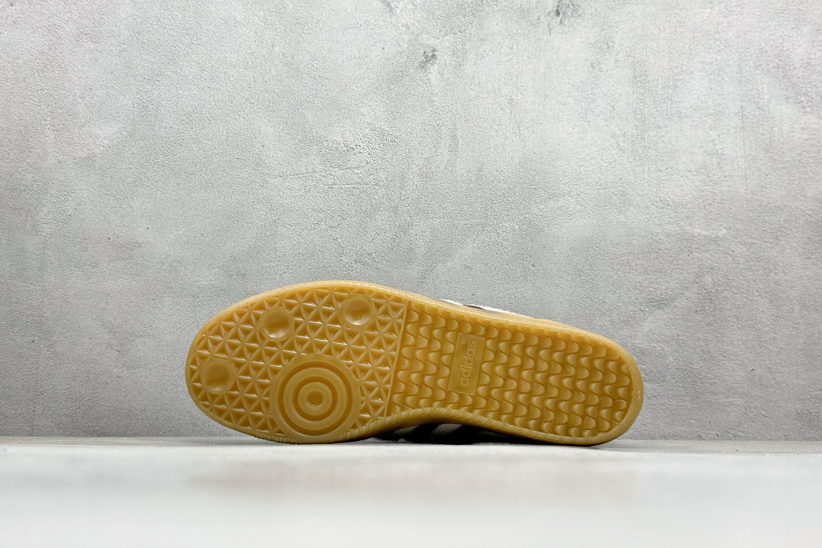 图片[4]-YH长青福利  AD Original Samba OG 长鞋舌 复古经典轻便板鞋 带有装饰的超锁缝制和无缝的手感 柔软、柔软的皮革造型和标志性的3条纹完成了精致的外观 正规合身鞋带 鞋面上有绒面鞋垫 橡胶鞋底 享受正畸套筒软感 自50年代首次亮相以来就一直在赢得粉丝的青睐！ 货号：IE0586-选品中心