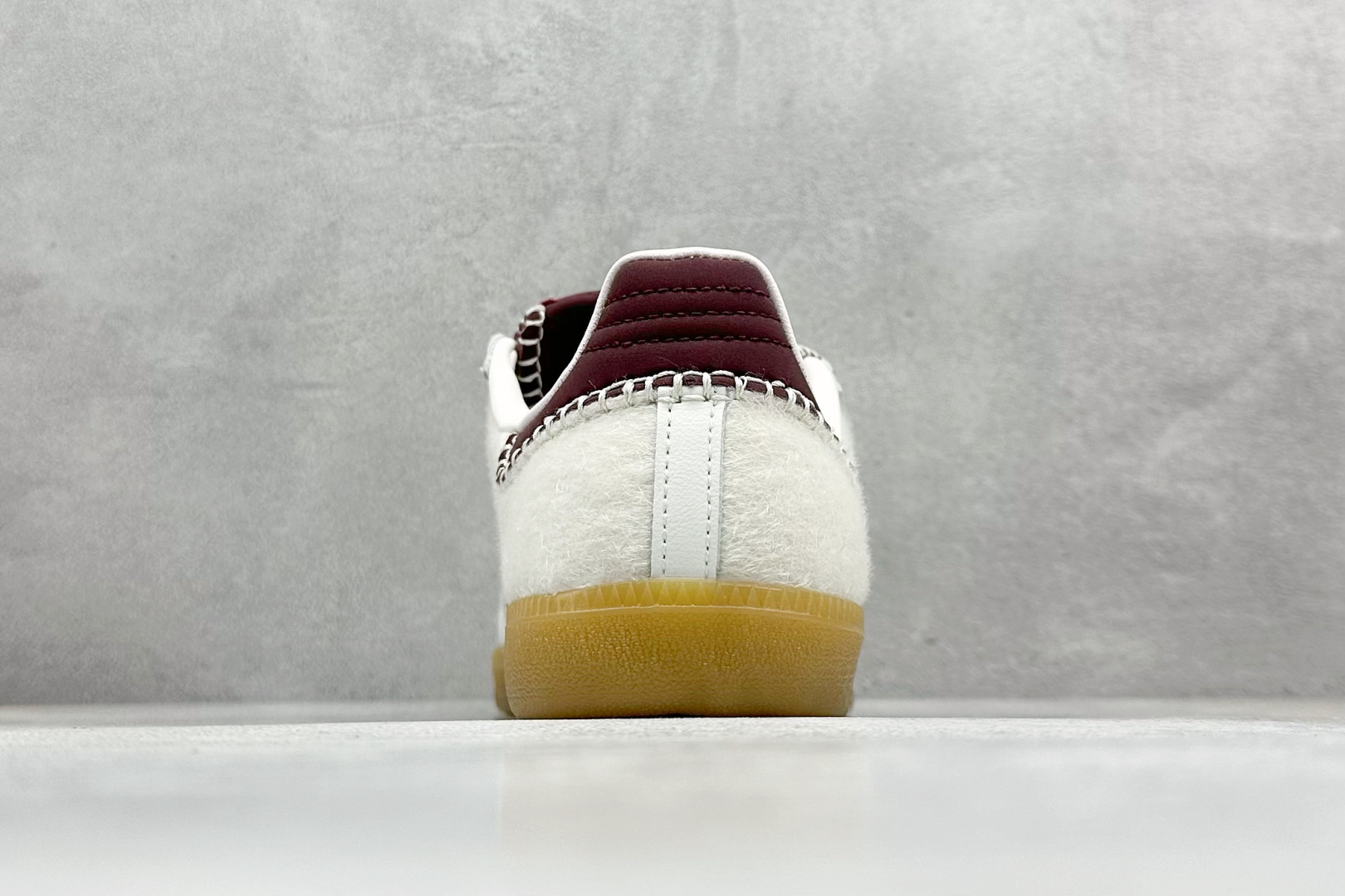 图片[6]-YH长青福利  AD Original Samba OG 长鞋舌 复古经典轻便板鞋 带有装饰的超锁缝制和无缝的手感 柔软、柔软的皮革造型和标志性的3条纹完成了精致的外观 正规合身鞋带 鞋面上有绒面鞋垫 橡胶鞋底 享受正畸套筒软感 自50年代首次亮相以来就一直在赢得粉丝的青睐！ 货号：IE0586-选品中心