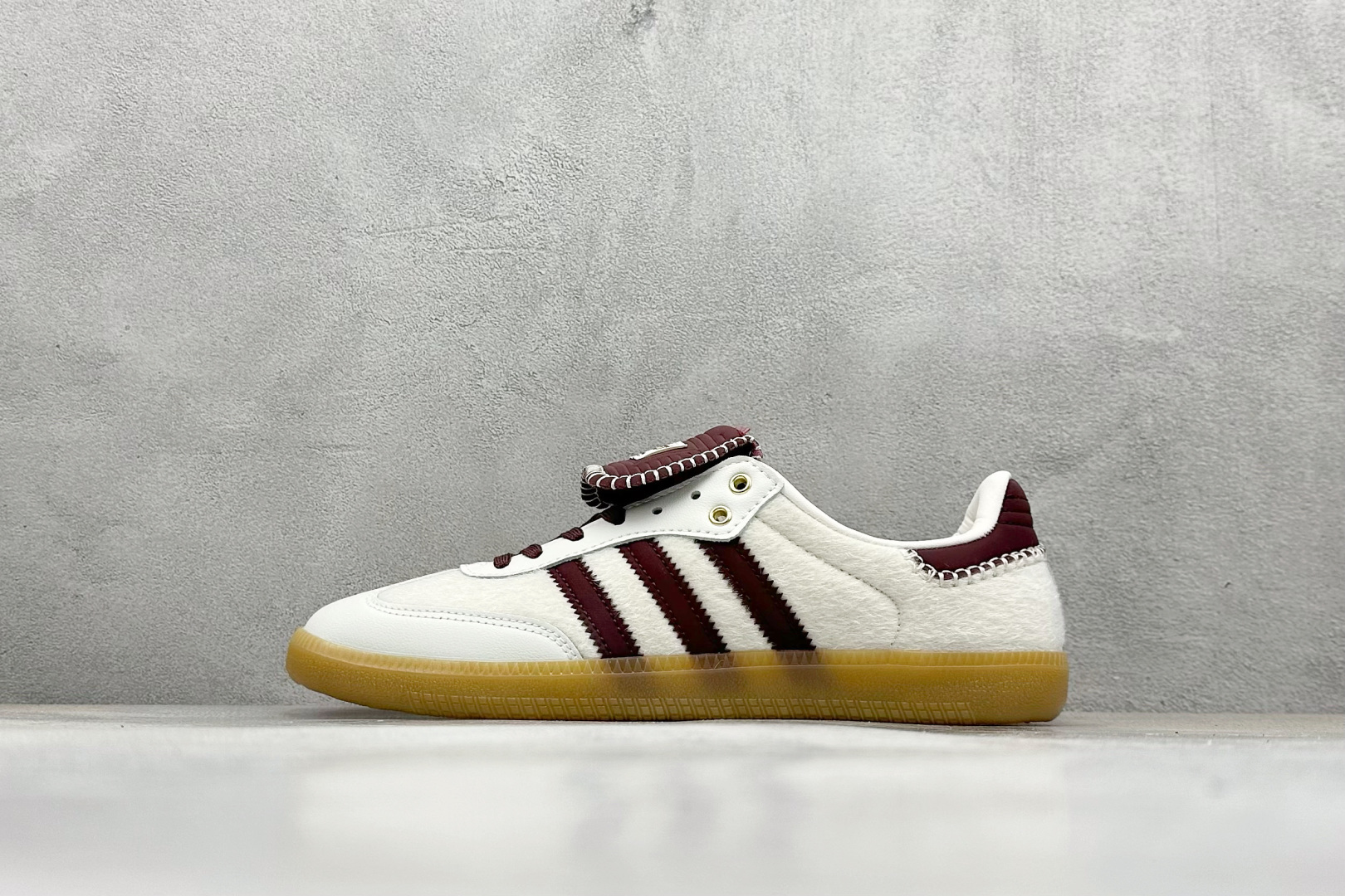 YH长青福利  AD Original Samba OG 长鞋舌 复古经典轻便板鞋 带有装饰的超锁缝制和无缝的手感 柔软、柔软的皮革造型和标志性的3条纹完成了精致的外观 正规合身鞋带 鞋面上有绒面鞋垫 橡胶鞋底 享受正畸套筒软感 自50年代首次亮相以来就一直在赢得粉丝的青睐！ 货号：IE0586-选品中心