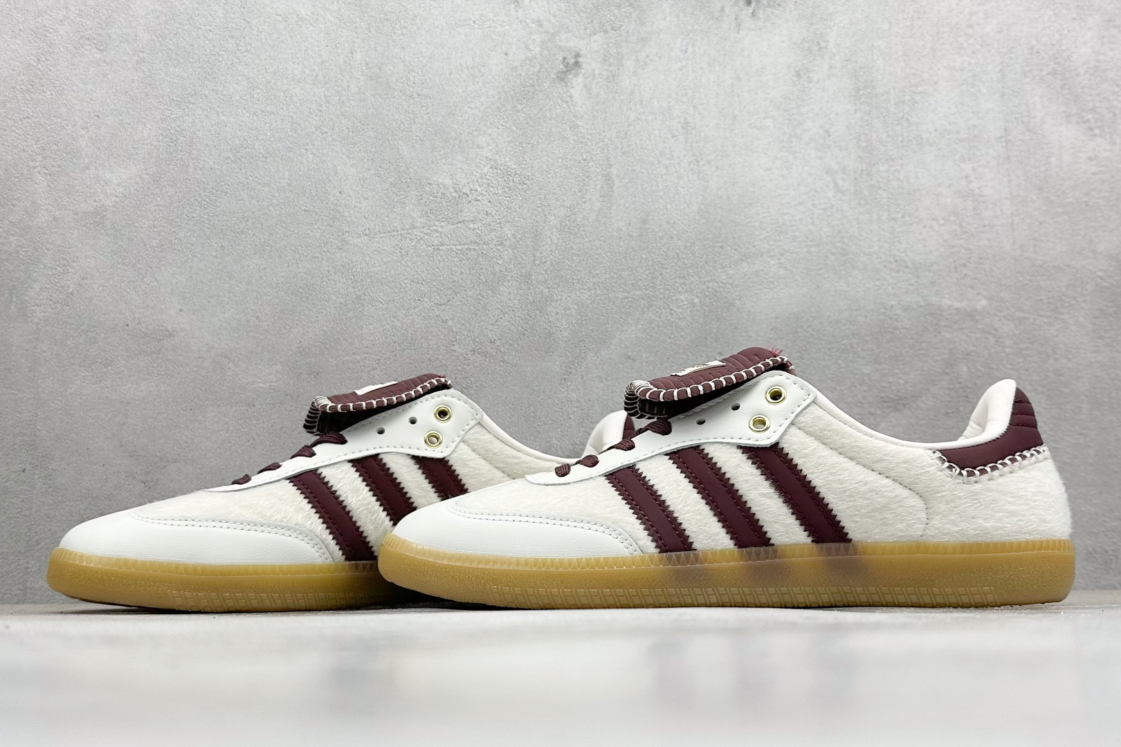 图片[5]-YH长青福利  AD Original Samba OG 长鞋舌 复古经典轻便板鞋 带有装饰的超锁缝制和无缝的手感 柔软、柔软的皮革造型和标志性的3条纹完成了精致的外观 正规合身鞋带 鞋面上有绒面鞋垫 橡胶鞋底 享受正畸套筒软感 自50年代首次亮相以来就一直在赢得粉丝的青睐！ 货号：IE0586-选品中心