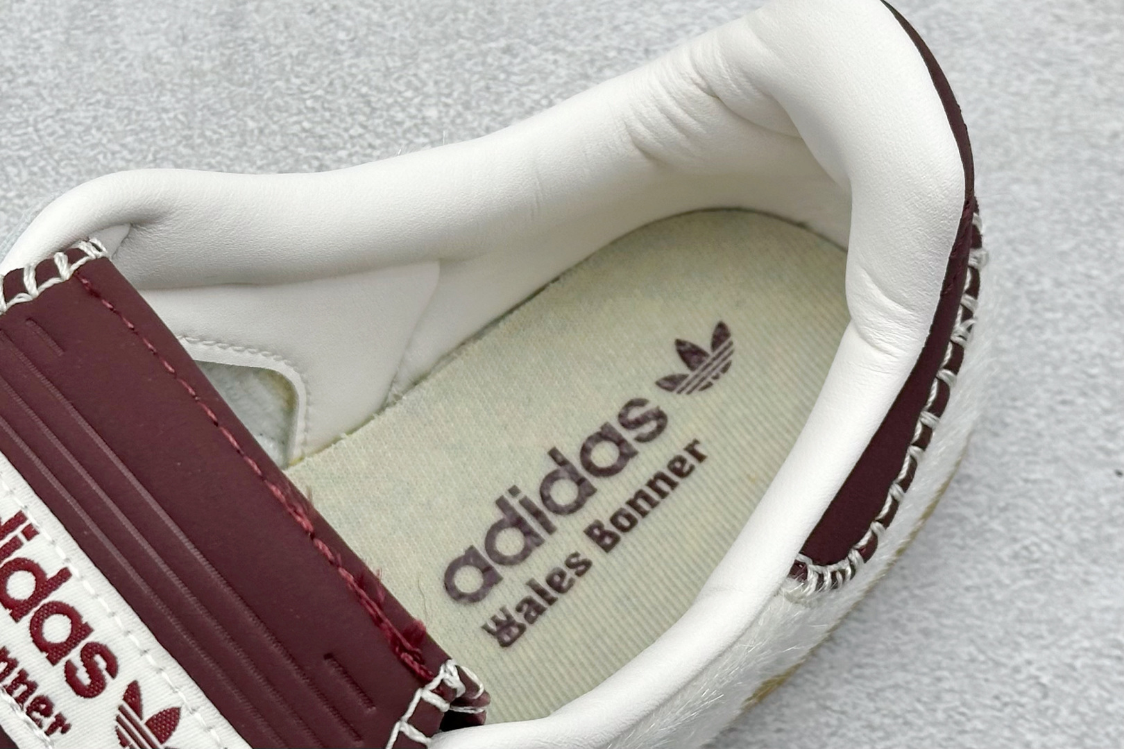 图片[8]-YH长青福利  AD Original Samba OG 长鞋舌 复古经典轻便板鞋 带有装饰的超锁缝制和无缝的手感 柔软、柔软的皮革造型和标志性的3条纹完成了精致的外观 正规合身鞋带 鞋面上有绒面鞋垫 橡胶鞋底 享受正畸套筒软感 自50年代首次亮相以来就一直在赢得粉丝的青睐！ 货号：IE0586-选品中心