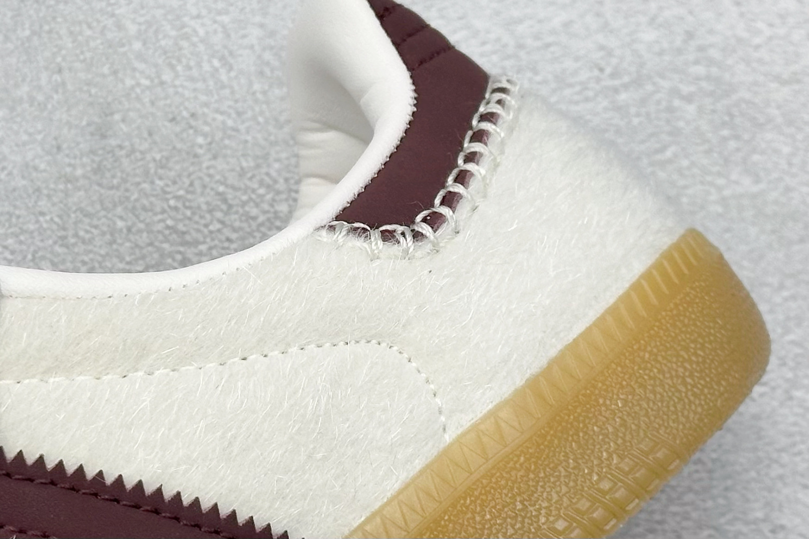 图片[9]-YH长青福利  AD Original Samba OG 长鞋舌 复古经典轻便板鞋 带有装饰的超锁缝制和无缝的手感 柔软、柔软的皮革造型和标志性的3条纹完成了精致的外观 正规合身鞋带 鞋面上有绒面鞋垫 橡胶鞋底 享受正畸套筒软感 自50年代首次亮相以来就一直在赢得粉丝的青睐！ 货号：IE0586-选品中心