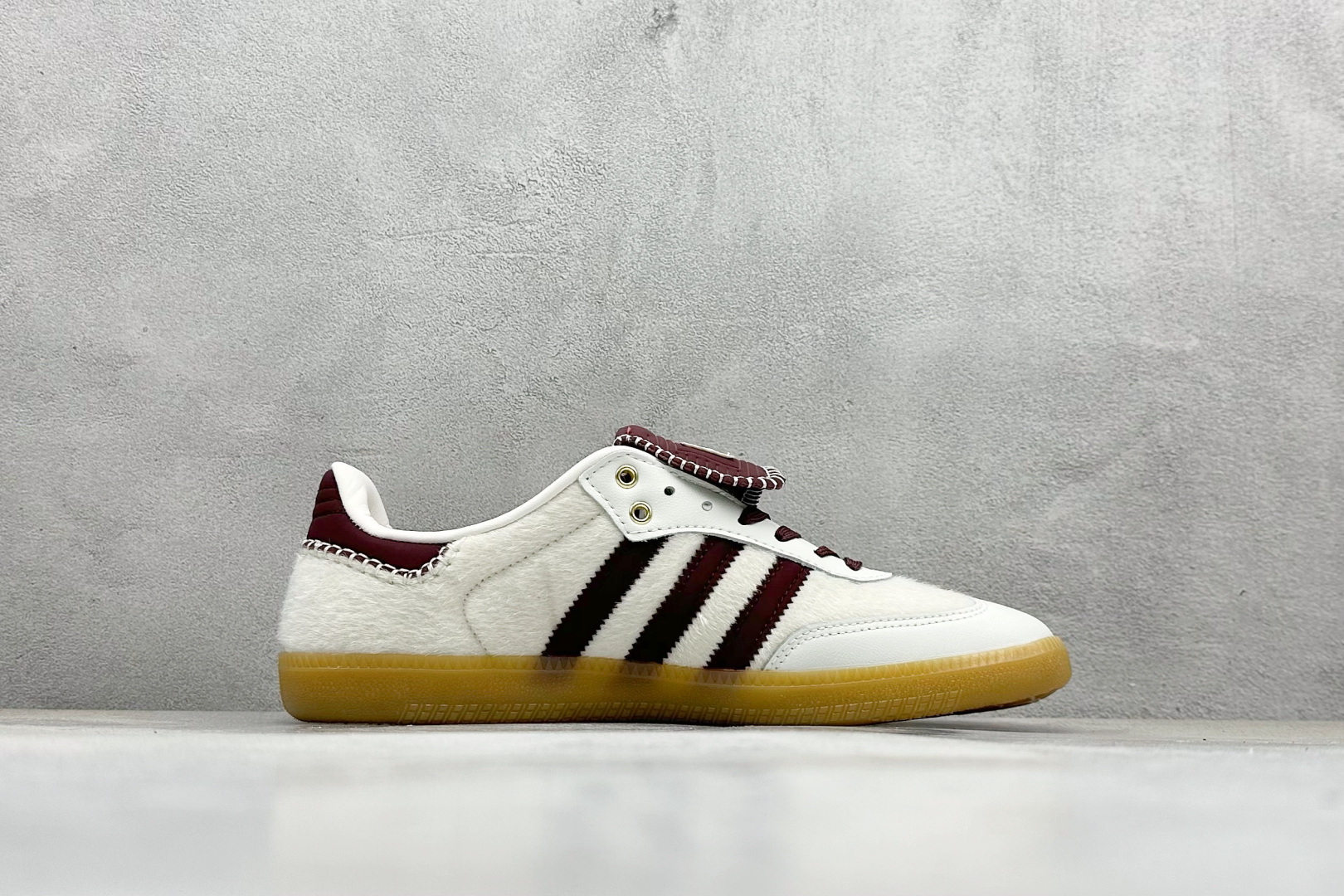 图片[2]-YH长青福利  AD Original Samba OG 长鞋舌 复古经典轻便板鞋 带有装饰的超锁缝制和无缝的手感 柔软、柔软的皮革造型和标志性的3条纹完成了精致的外观 正规合身鞋带 鞋面上有绒面鞋垫 橡胶鞋底 享受正畸套筒软感 自50年代首次亮相以来就一直在赢得粉丝的青睐！ 货号：IE0586-选品中心