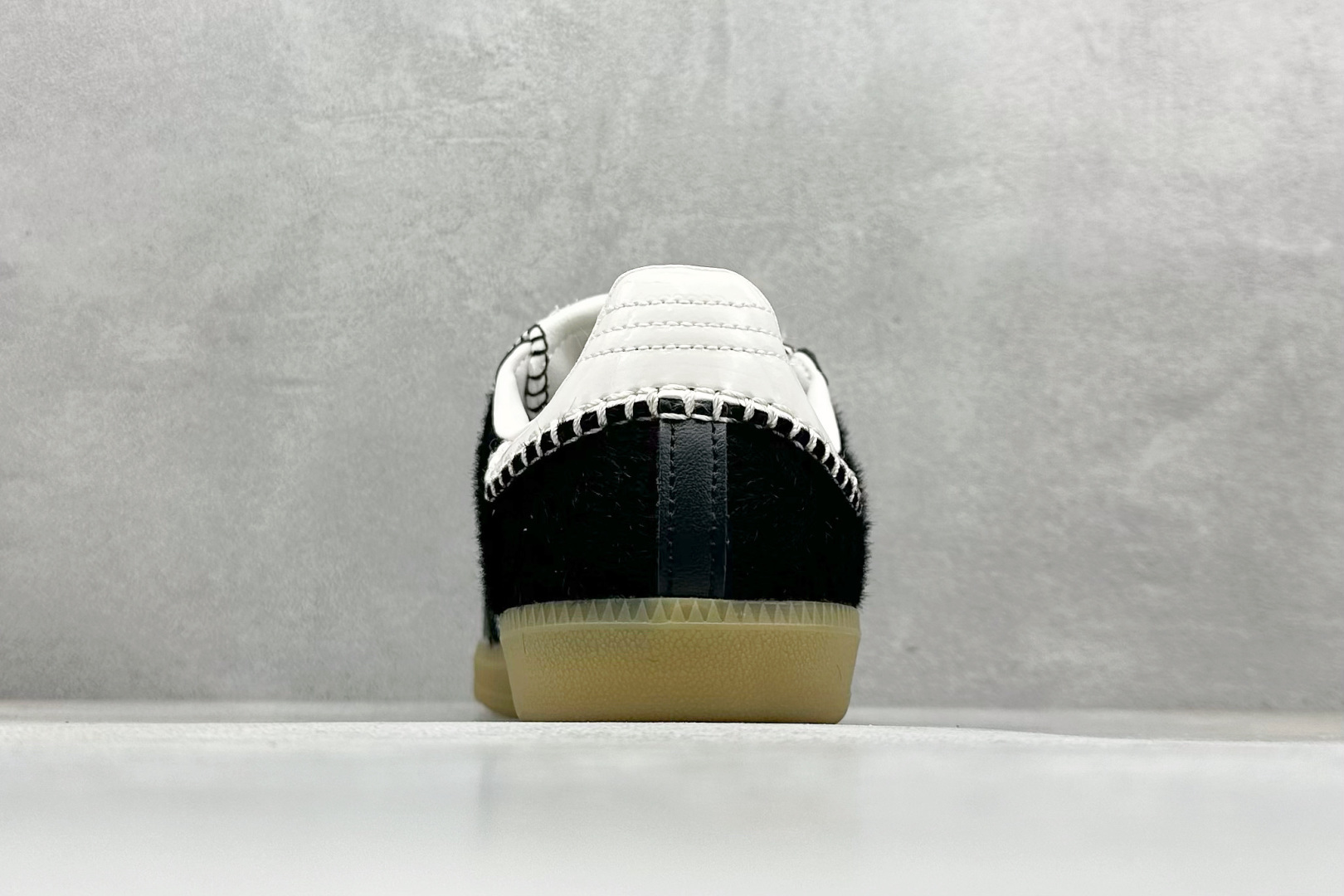 图片[6]-YH长青福利  AD Original Samba OG 长鞋舌 复古经典轻便板鞋 带有装饰的超锁缝制和无缝的手感 柔软、柔软的皮革造型和标志性的3条纹完成了精致的外观 正规合身鞋带 鞋面上有绒面鞋垫 橡胶鞋底 享受正畸套筒软感 自50年代首次亮相以来就一直在赢得粉丝的青睐！ 货号：IE0580-选品中心