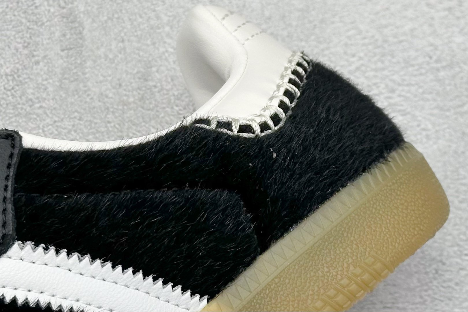 图片[9]-YH长青福利  AD Original Samba OG 长鞋舌 复古经典轻便板鞋 带有装饰的超锁缝制和无缝的手感 柔软、柔软的皮革造型和标志性的3条纹完成了精致的外观 正规合身鞋带 鞋面上有绒面鞋垫 橡胶鞋底 享受正畸套筒软感 自50年代首次亮相以来就一直在赢得粉丝的青睐！ 货号：IE0580-选品中心