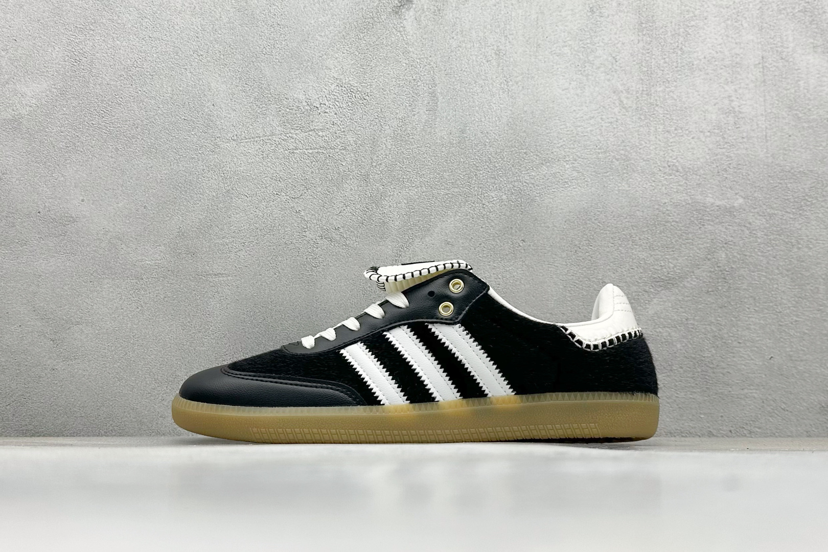 YH长青福利 AD Original Samba OG 长鞋舌 复古经典轻便板鞋 带有装饰的超锁缝制和无缝的手感 柔软、柔软的皮革造型和标志性的3条纹完成了精致的外观 正规合身鞋带 鞋面上有绒面鞋垫 橡胶鞋底 享受正畸套筒软感 自50年代首次亮相以来就一直在赢得粉丝的青睐! 货号:IE0580-选品中心