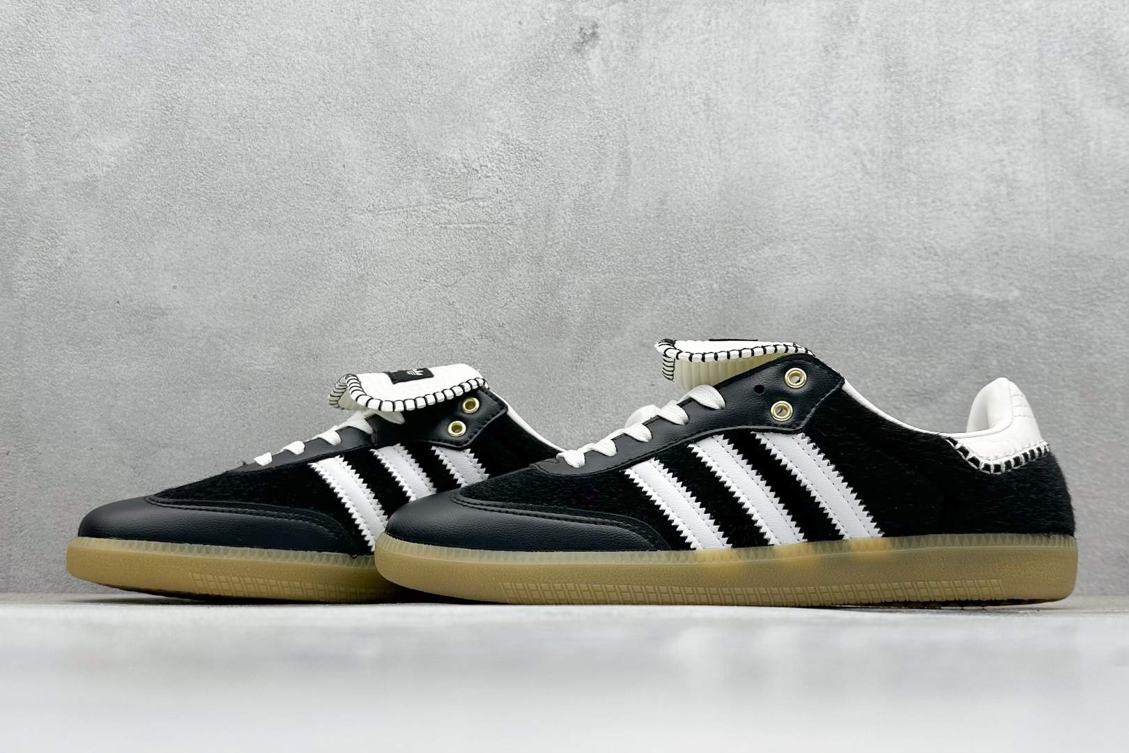 图片[5]-YH长青福利  AD Original Samba OG 长鞋舌 复古经典轻便板鞋 带有装饰的超锁缝制和无缝的手感 柔软、柔软的皮革造型和标志性的3条纹完成了精致的外观 正规合身鞋带 鞋面上有绒面鞋垫 橡胶鞋底 享受正畸套筒软感 自50年代首次亮相以来就一直在赢得粉丝的青睐！ 货号：IE0580-选品中心