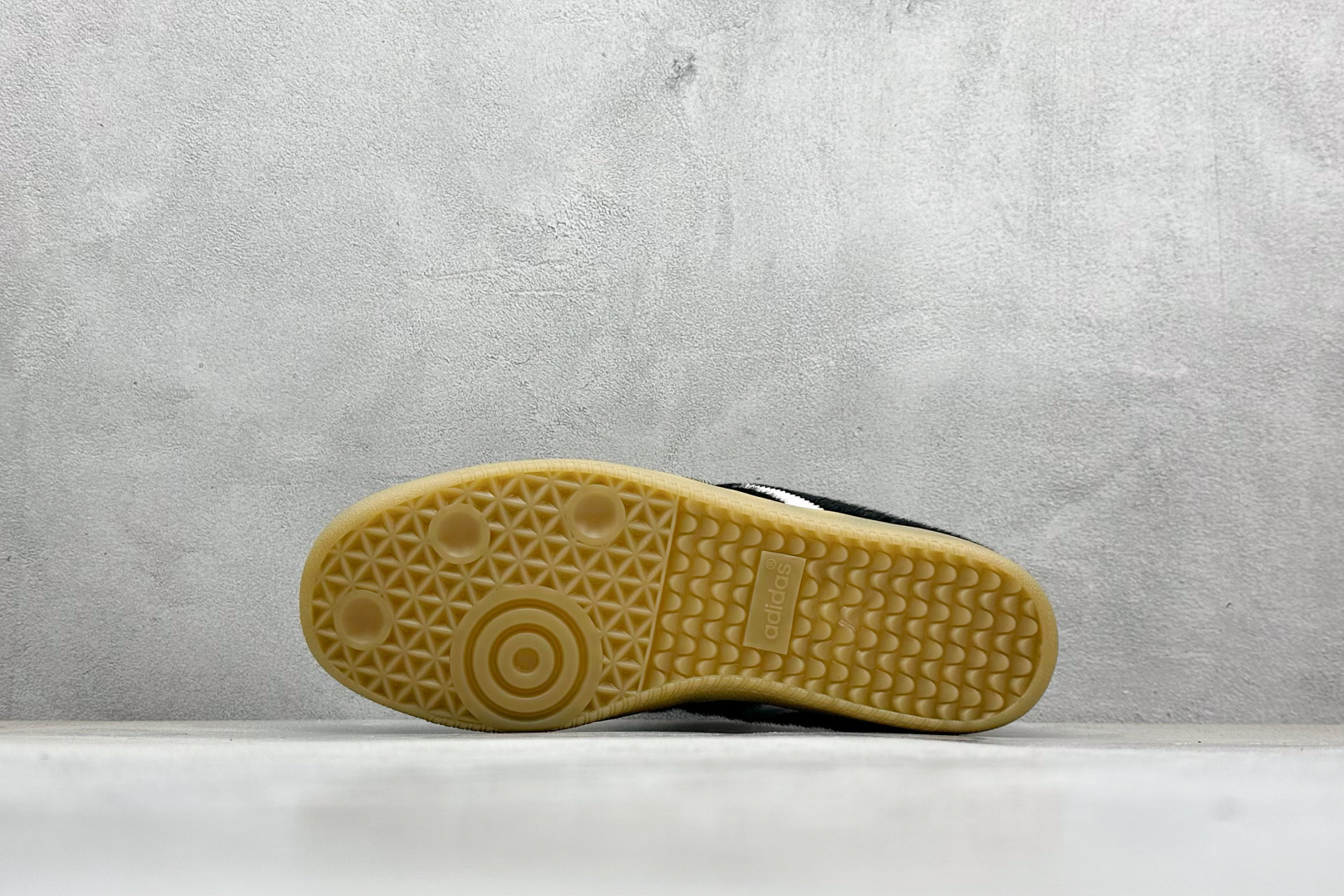 图片[4]-YH长青福利  AD Original Samba OG 长鞋舌 复古经典轻便板鞋 带有装饰的超锁缝制和无缝的手感 柔软、柔软的皮革造型和标志性的3条纹完成了精致的外观 正规合身鞋带 鞋面上有绒面鞋垫 橡胶鞋底 享受正畸套筒软感 自50年代首次亮相以来就一直在赢得粉丝的青睐！ 货号：IE0580-选品中心