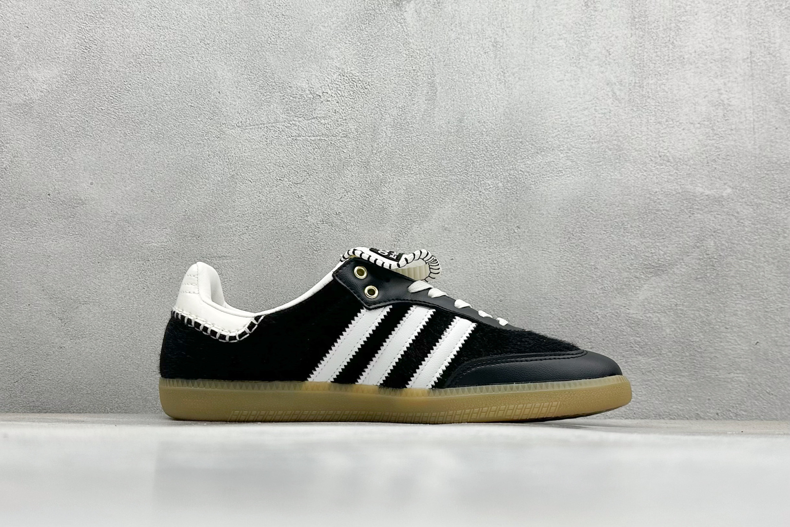 图片[2]-YH长青福利  AD Original Samba OG 长鞋舌 复古经典轻便板鞋 带有装饰的超锁缝制和无缝的手感 柔软、柔软的皮革造型和标志性的3条纹完成了精致的外观 正规合身鞋带 鞋面上有绒面鞋垫 橡胶鞋底 享受正畸套筒软感 自50年代首次亮相以来就一直在赢得粉丝的青睐！ 货号：IE0580-选品中心