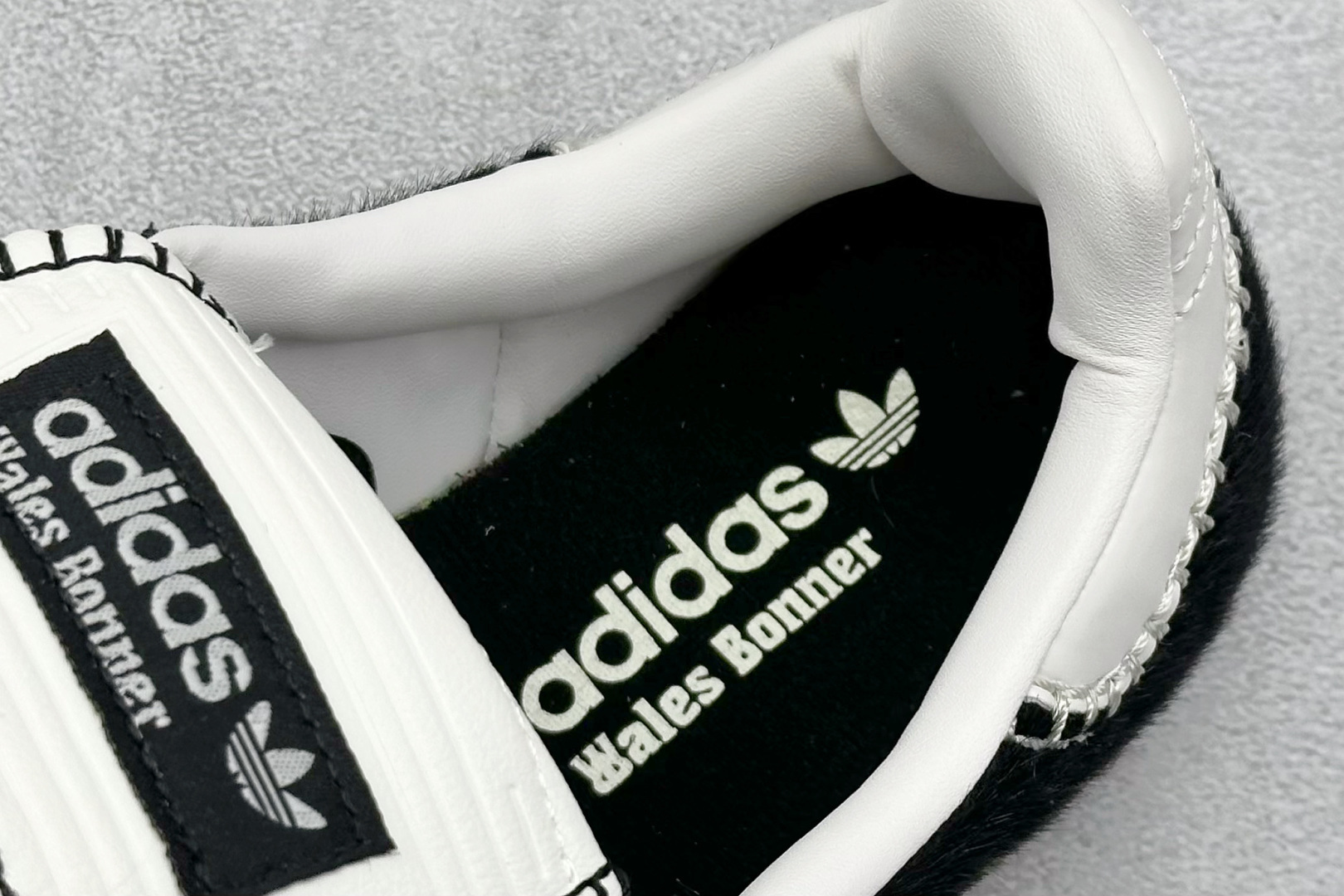 图片[8]-YH长青福利  AD Original Samba OG 长鞋舌 复古经典轻便板鞋 带有装饰的超锁缝制和无缝的手感 柔软、柔软的皮革造型和标志性的3条纹完成了精致的外观 正规合身鞋带 鞋面上有绒面鞋垫 橡胶鞋底 享受正畸套筒软感 自50年代首次亮相以来就一直在赢得粉丝的青睐！ 货号：IE0580-选品中心