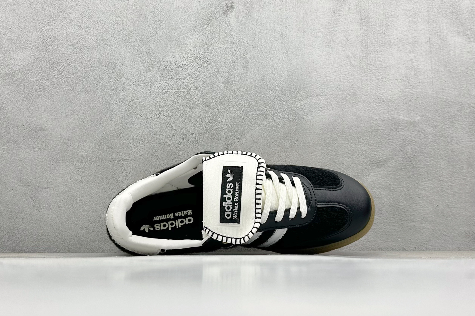 图片[3]-YH长青福利  AD Original Samba OG 长鞋舌 复古经典轻便板鞋 带有装饰的超锁缝制和无缝的手感 柔软、柔软的皮革造型和标志性的3条纹完成了精致的外观 正规合身鞋带 鞋面上有绒面鞋垫 橡胶鞋底 享受正畸套筒软感 自50年代首次亮相以来就一直在赢得粉丝的青睐！ 货号：IE0580-选品中心