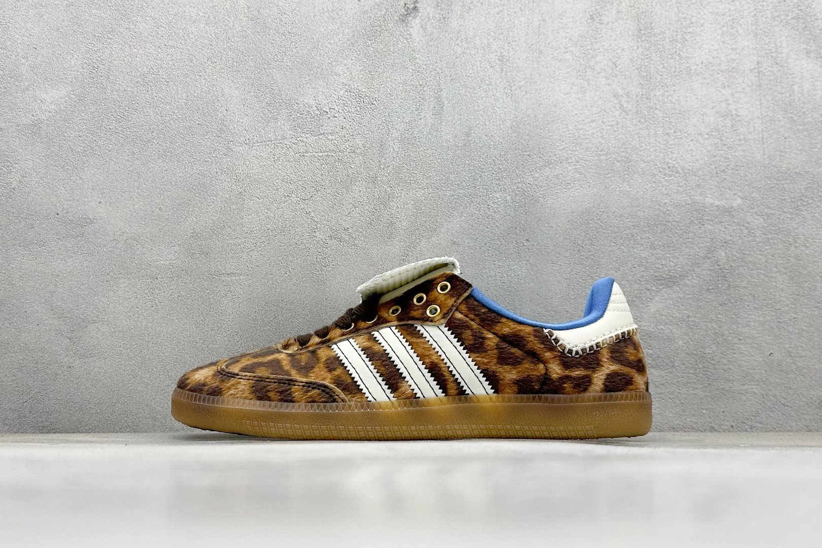 YH长青福利  AD Original Samba OG 长鞋舌 复古经典轻便板鞋 带有装饰的超锁缝制和无缝的手感 柔软、柔软的皮革造型和标志性的3条纹完成了精致的外观 正规合身鞋带 鞋面上有绒面鞋垫 橡胶鞋底 享受正畸套筒软感 自50年代首次亮相以来就一直在赢得粉丝的青睐！ 货号：IE0578-选品中心