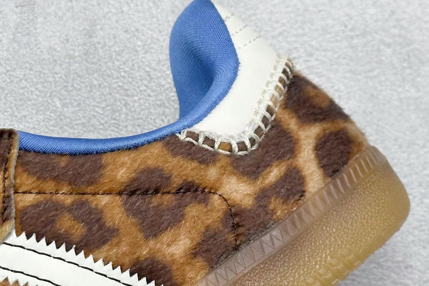 图片[9]-YH长青福利  AD Original Samba OG 长鞋舌 复古经典轻便板鞋 带有装饰的超锁缝制和无缝的手感 柔软、柔软的皮革造型和标志性的3条纹完成了精致的外观 正规合身鞋带 鞋面上有绒面鞋垫 橡胶鞋底 享受正畸套筒软感 自50年代首次亮相以来就一直在赢得粉丝的青睐！ 货号：IE0578-选品中心