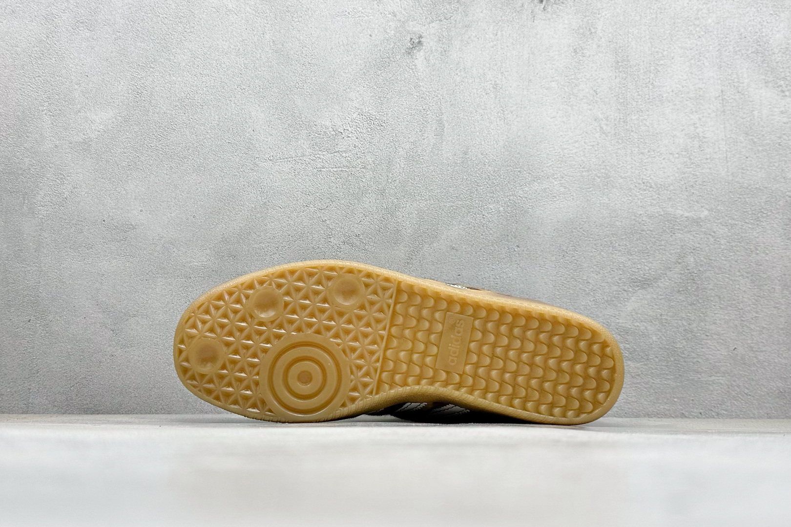 图片[4]-YH长青福利  AD Original Samba OG 长鞋舌 复古经典轻便板鞋 带有装饰的超锁缝制和无缝的手感 柔软、柔软的皮革造型和标志性的3条纹完成了精致的外观 正规合身鞋带 鞋面上有绒面鞋垫 橡胶鞋底 享受正畸套筒软感 自50年代首次亮相以来就一直在赢得粉丝的青睐！ 货号：IE0578-选品中心