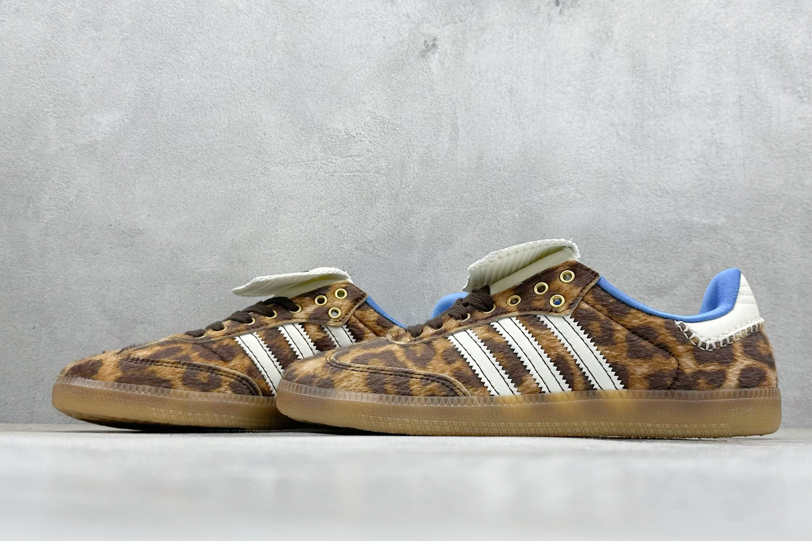 图片[5]-YH长青福利  AD Original Samba OG 长鞋舌 复古经典轻便板鞋 带有装饰的超锁缝制和无缝的手感 柔软、柔软的皮革造型和标志性的3条纹完成了精致的外观 正规合身鞋带 鞋面上有绒面鞋垫 橡胶鞋底 享受正畸套筒软感 自50年代首次亮相以来就一直在赢得粉丝的青睐！ 货号：IE0578-选品中心