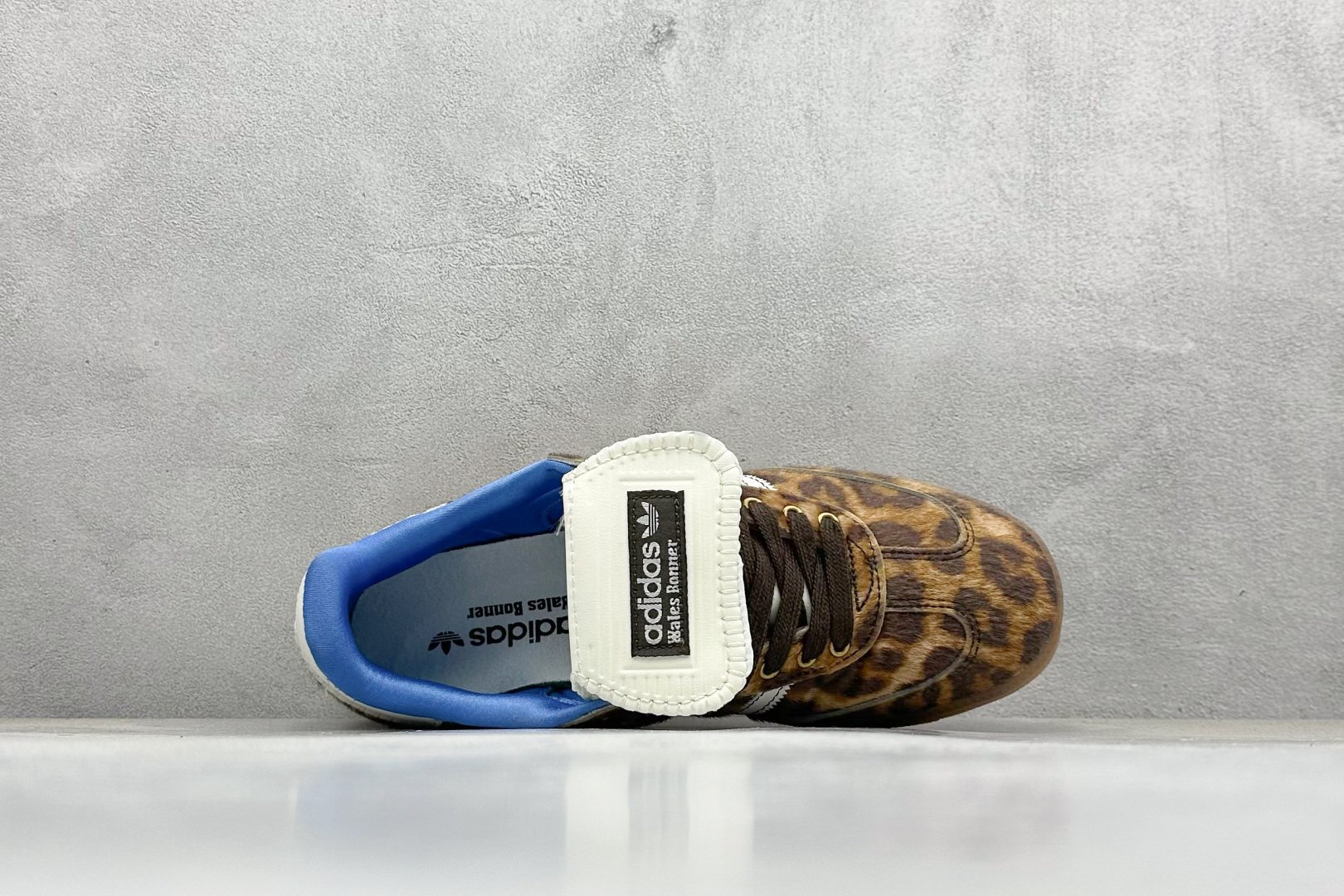 图片[3]-YH长青福利  AD Original Samba OG 长鞋舌 复古经典轻便板鞋 带有装饰的超锁缝制和无缝的手感 柔软、柔软的皮革造型和标志性的3条纹完成了精致的外观 正规合身鞋带 鞋面上有绒面鞋垫 橡胶鞋底 享受正畸套筒软感 自50年代首次亮相以来就一直在赢得粉丝的青睐！ 货号：IE0578-选品中心