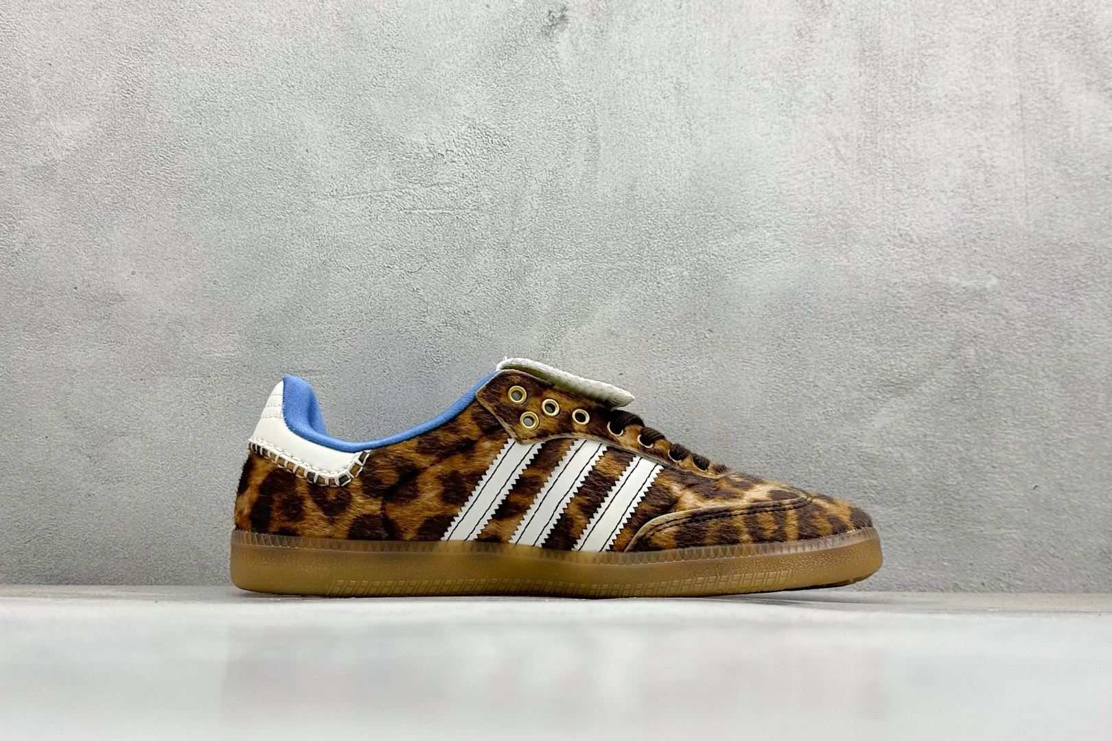 图片[2]-YH长青福利  AD Original Samba OG 长鞋舌 复古经典轻便板鞋 带有装饰的超锁缝制和无缝的手感 柔软、柔软的皮革造型和标志性的3条纹完成了精致的外观 正规合身鞋带 鞋面上有绒面鞋垫 橡胶鞋底 享受正畸套筒软感 自50年代首次亮相以来就一直在赢得粉丝的青睐！ 货号：IE0578-选品中心