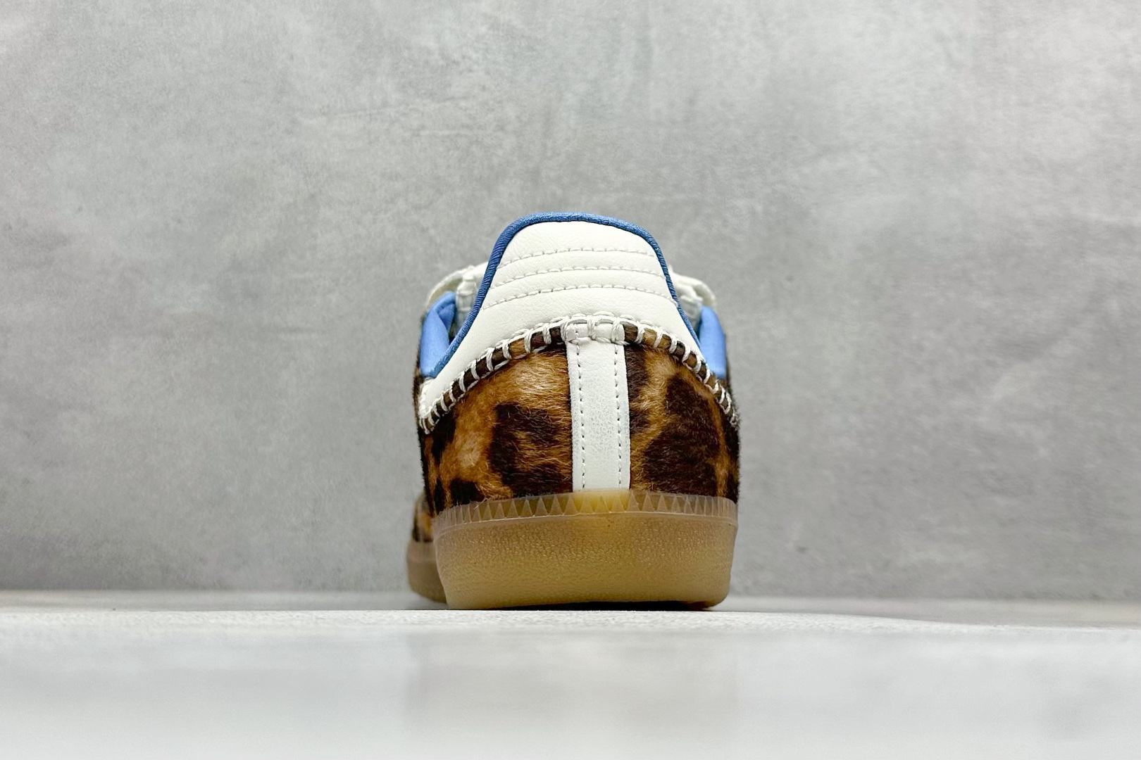 图片[6]-YH长青福利  AD Original Samba OG 长鞋舌 复古经典轻便板鞋 带有装饰的超锁缝制和无缝的手感 柔软、柔软的皮革造型和标志性的3条纹完成了精致的外观 正规合身鞋带 鞋面上有绒面鞋垫 橡胶鞋底 享受正畸套筒软感 自50年代首次亮相以来就一直在赢得粉丝的青睐！ 货号：IE0578-选品中心