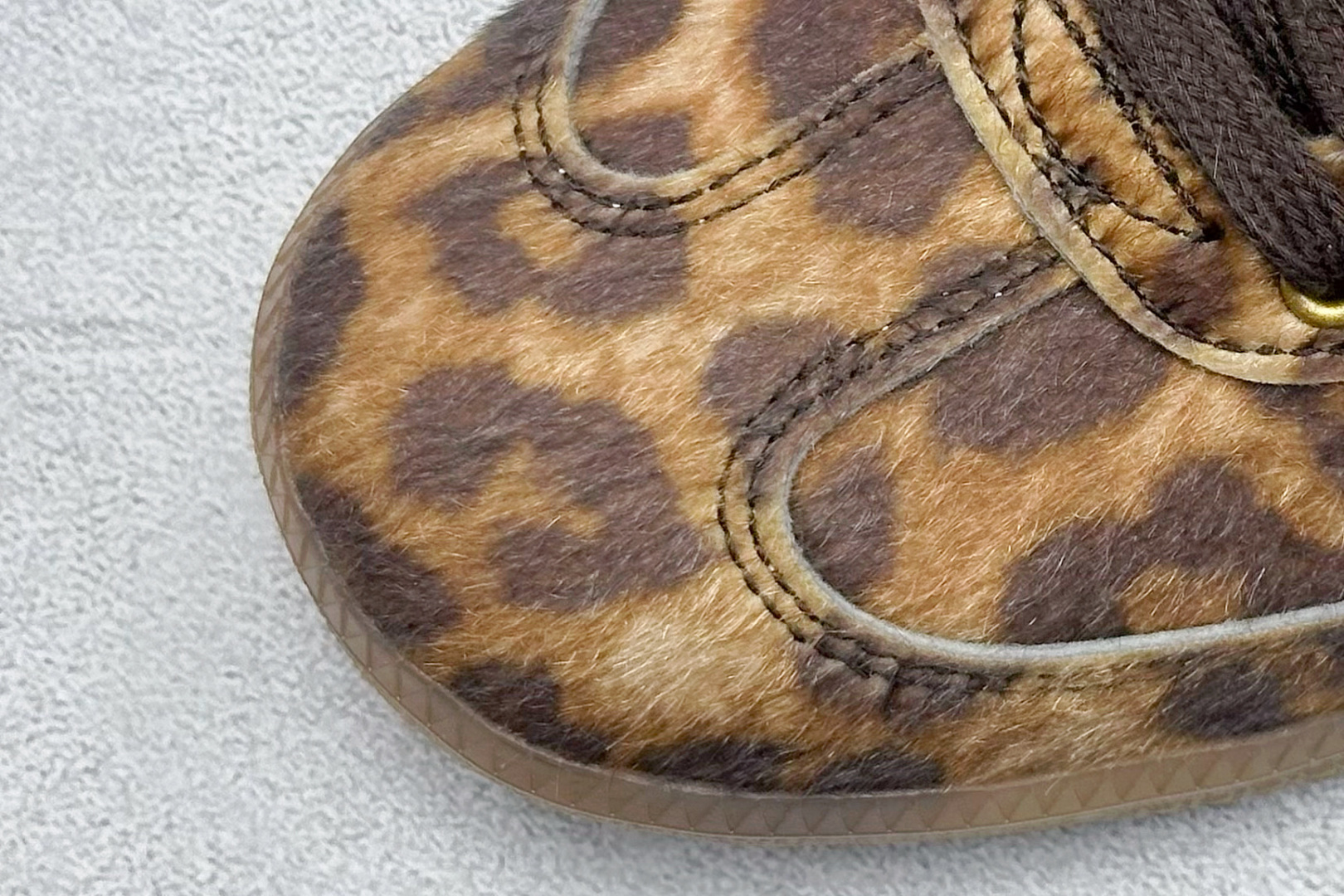 图片[7]-YH长青福利  AD Original Samba OG 长鞋舌 复古经典轻便板鞋 带有装饰的超锁缝制和无缝的手感 柔软、柔软的皮革造型和标志性的3条纹完成了精致的外观 正规合身鞋带 鞋面上有绒面鞋垫 橡胶鞋底 享受正畸套筒软感 自50年代首次亮相以来就一直在赢得粉丝的青睐！ 货号：IE0578-选品中心