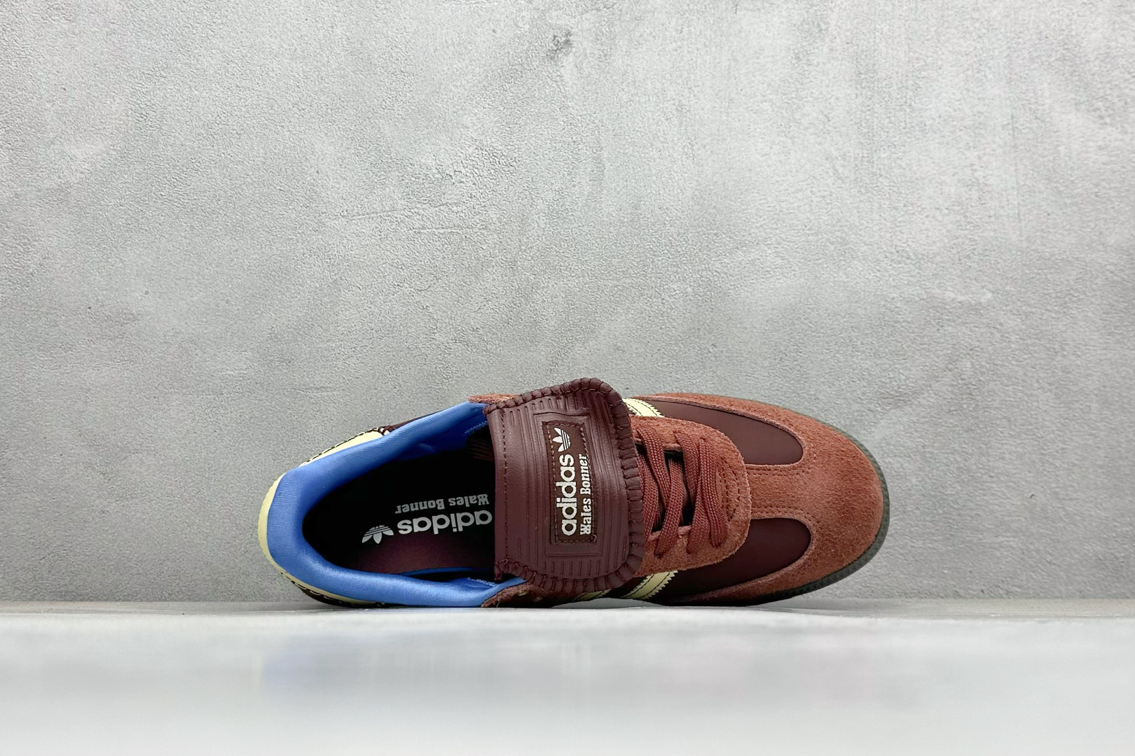 图片[3]-YH长青福利  AD Original Samba OG 长鞋舌 复古经典轻便板鞋 带有装饰的超锁缝制和无缝的手感 柔软、柔软的皮革造型和标志性的3条纹完成了精致的外观 正规合身鞋带 鞋面上有绒面鞋垫 橡胶鞋底 享受正畸套筒软感 自50年代首次亮相以来就一直在赢得粉丝的青睐！ 货号：IE0579-选品中心