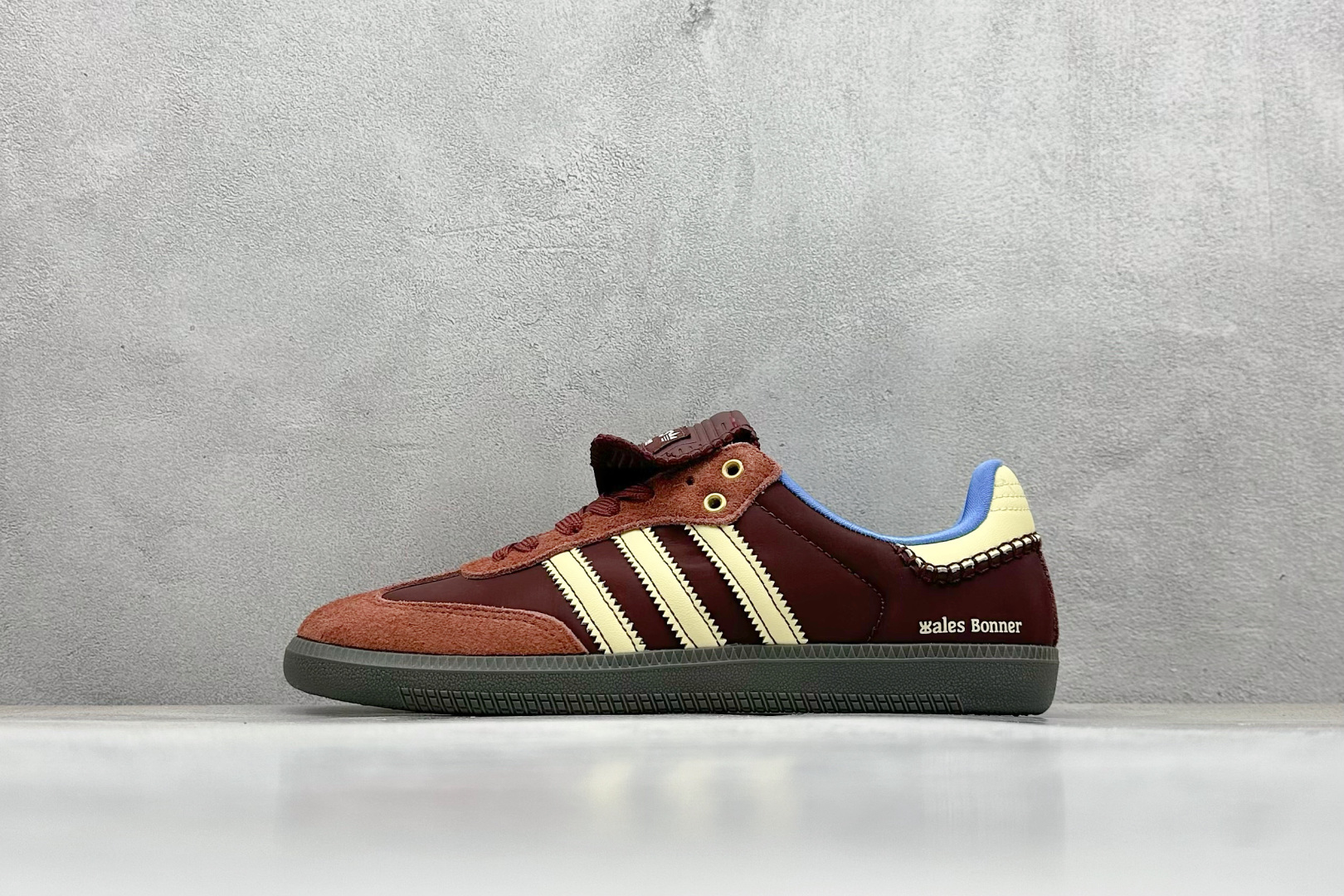 YH长青福利  AD Original Samba OG 长鞋舌 复古经典轻便板鞋 带有装饰的超锁缝制和无缝的手感 柔软、柔软的皮革造型和标志性的3条纹完成了精致的外观 正规合身鞋带 鞋面上有绒面鞋垫 橡胶鞋底 享受正畸套筒软感 自50年代首次亮相以来就一直在赢得粉丝的青睐！ 货号：IE0579-选品中心