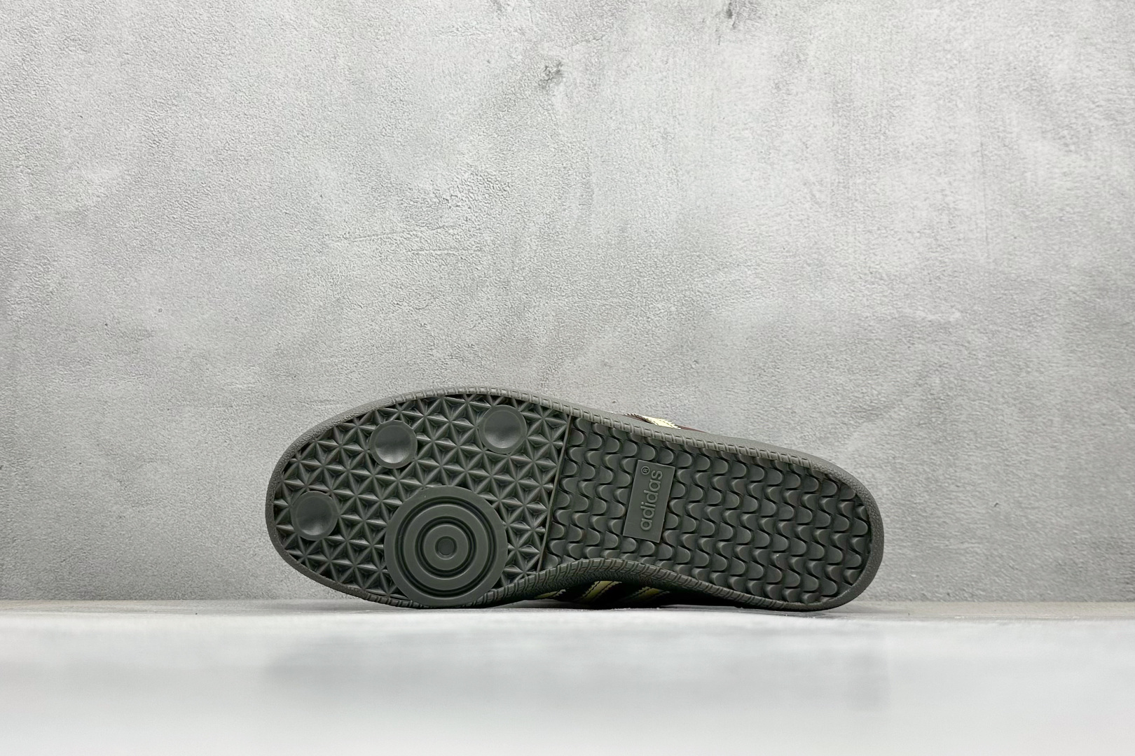 图片[4]-YH长青福利  AD Original Samba OG 长鞋舌 复古经典轻便板鞋 带有装饰的超锁缝制和无缝的手感 柔软、柔软的皮革造型和标志性的3条纹完成了精致的外观 正规合身鞋带 鞋面上有绒面鞋垫 橡胶鞋底 享受正畸套筒软感 自50年代首次亮相以来就一直在赢得粉丝的青睐！ 货号：IE0579-选品中心